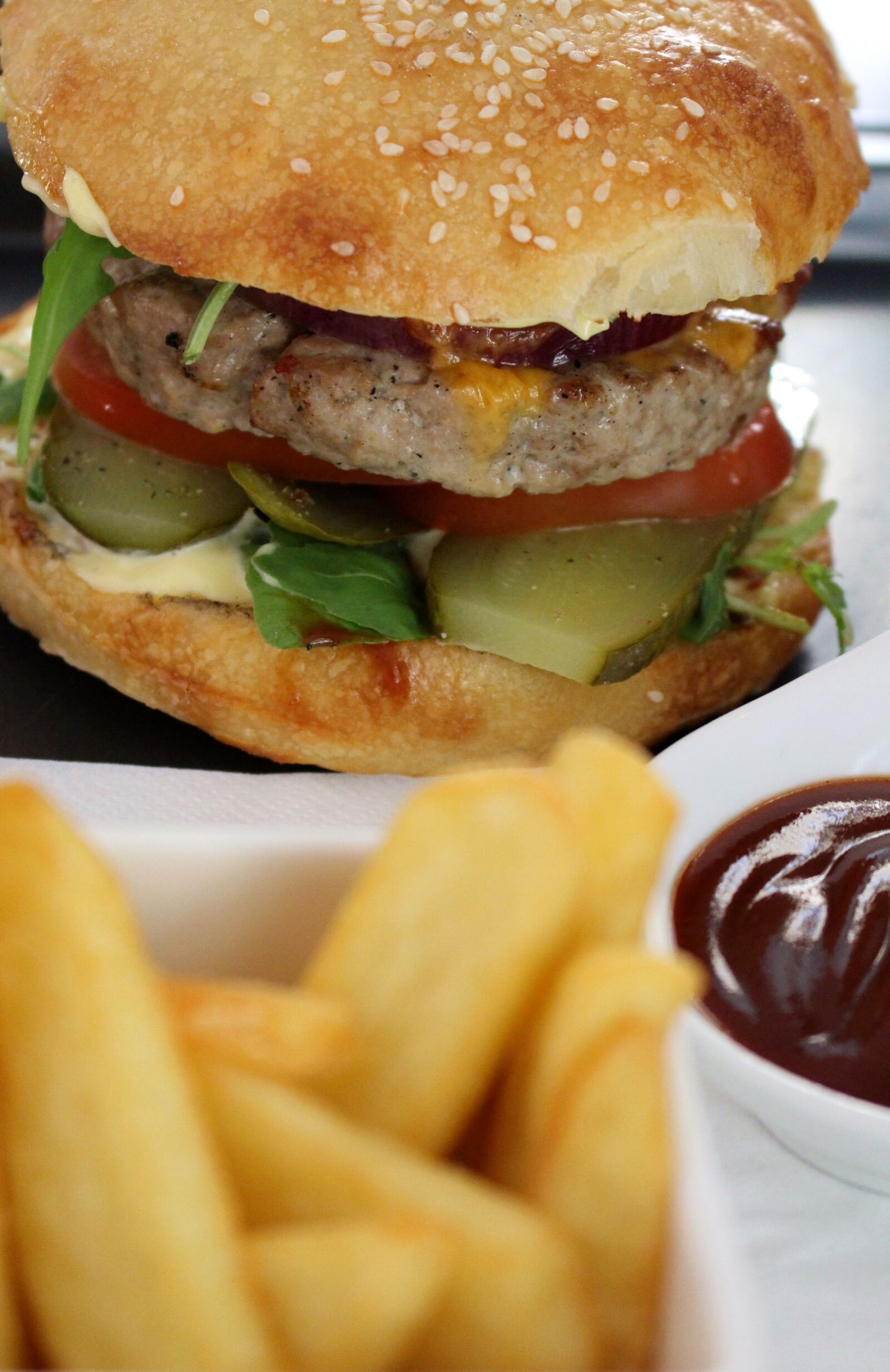 Canon EOS 100D (EOS Rebel SL1 / EOS Kiss X7) sample photo. Chips, food, hamburger photography