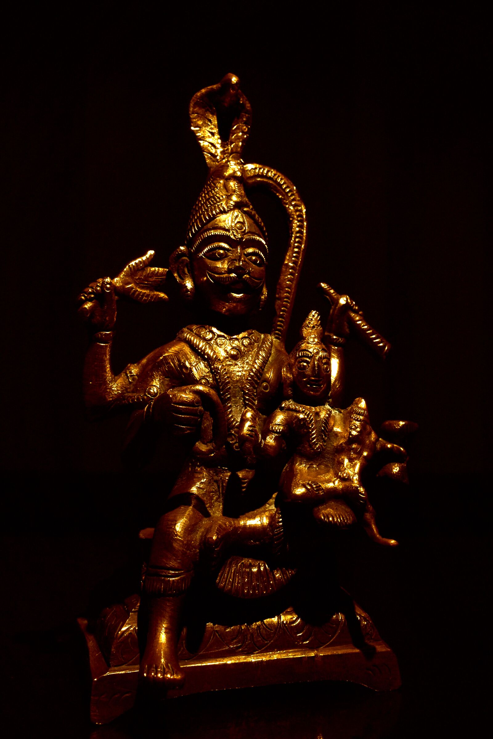 Nikon D3500 sample photo. Metal, bronze, statue photography