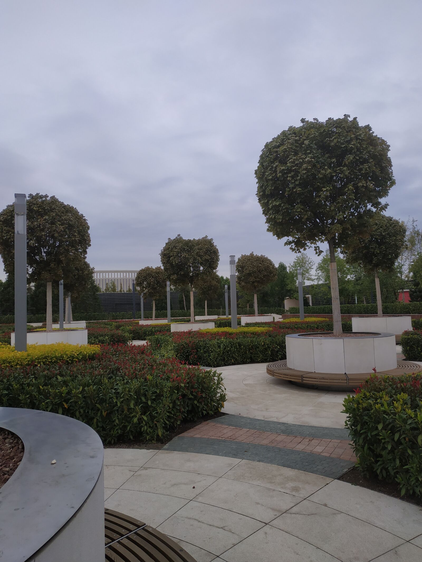 Xiaomi Redmi Note 5 sample photo. Park, geometry, flower bed photography