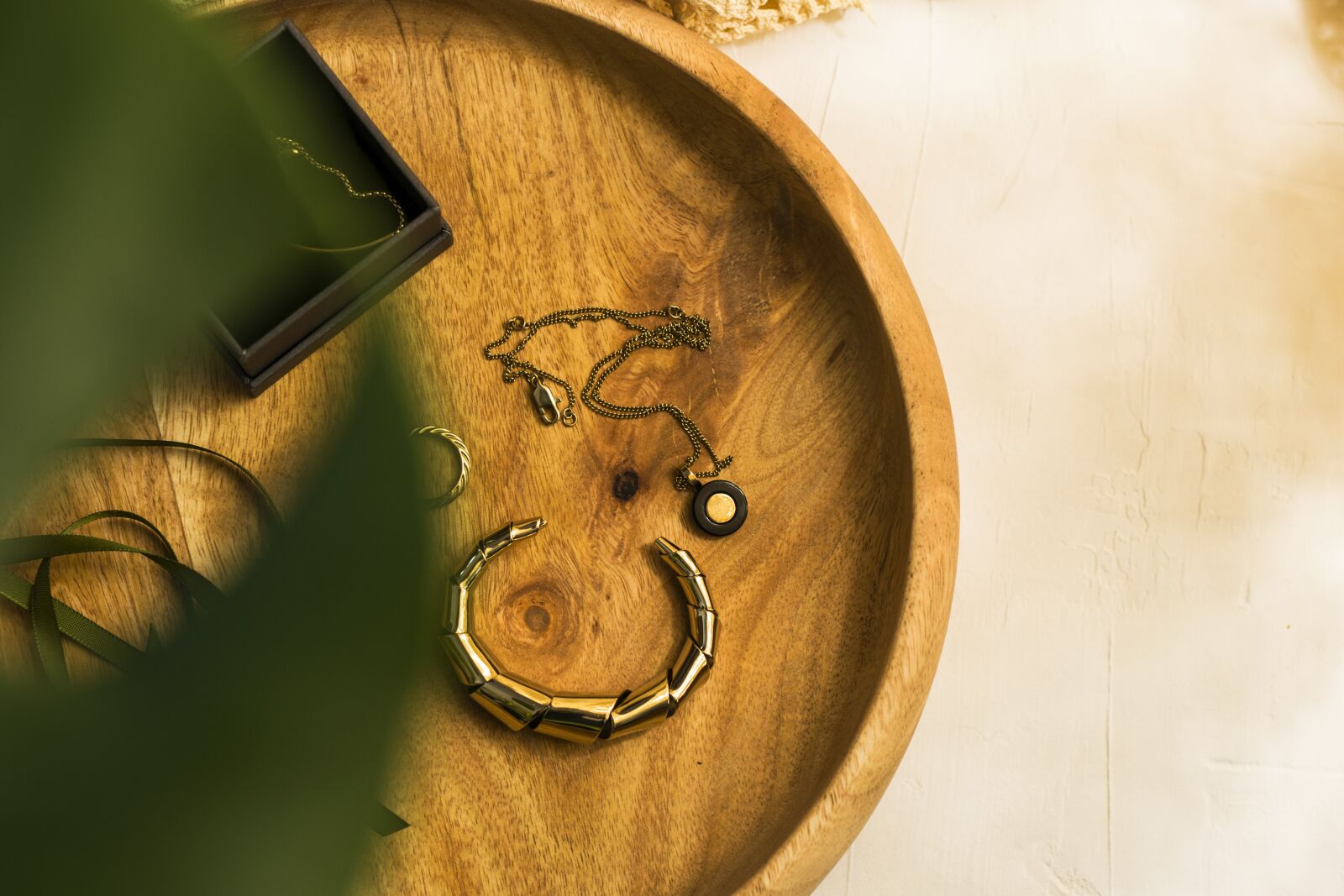 Nikon D5300 sample photo. Jewellery, gold, luxury photography