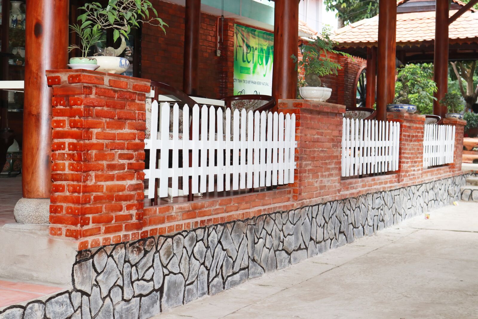 Canon EOS 80D sample photo. The fence, tiles, red photography