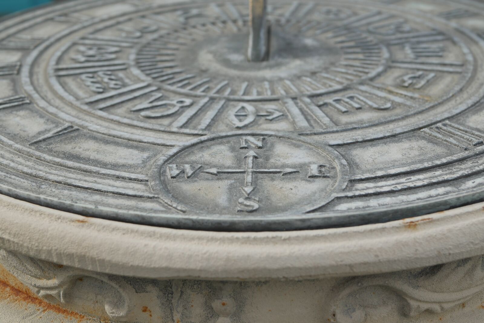 Panasonic Lumix DMC-GH4 sample photo. Sundial, old, compass photography