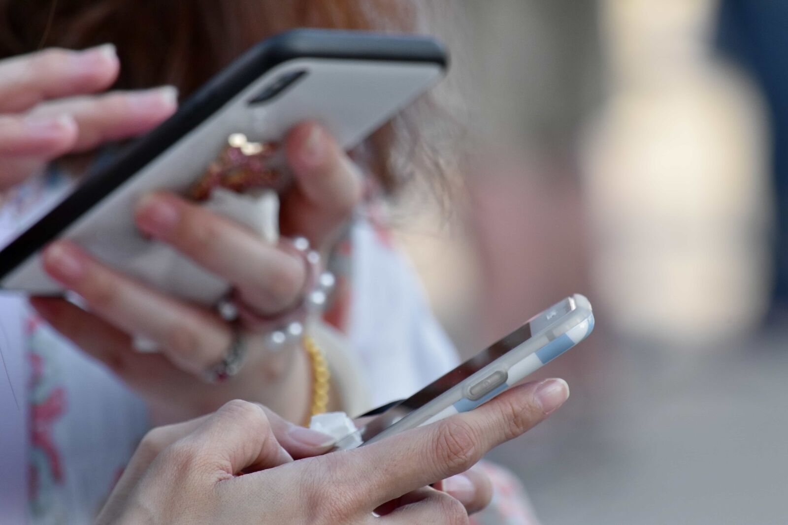 Nikon D5500 sample photo. Girls, hands, mobile phone photography
