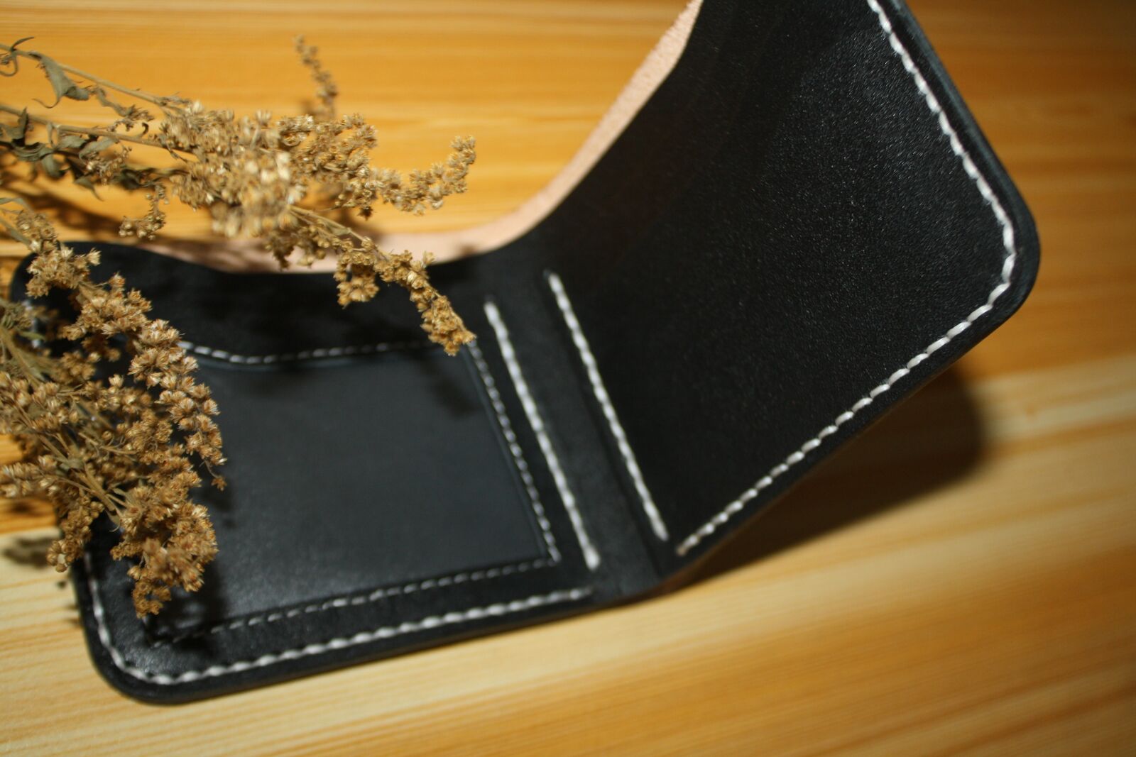 Canon EOS 1000D (EOS Digital Rebel XS / EOS Kiss F) sample photo. Hand made, purse, cowhide photography