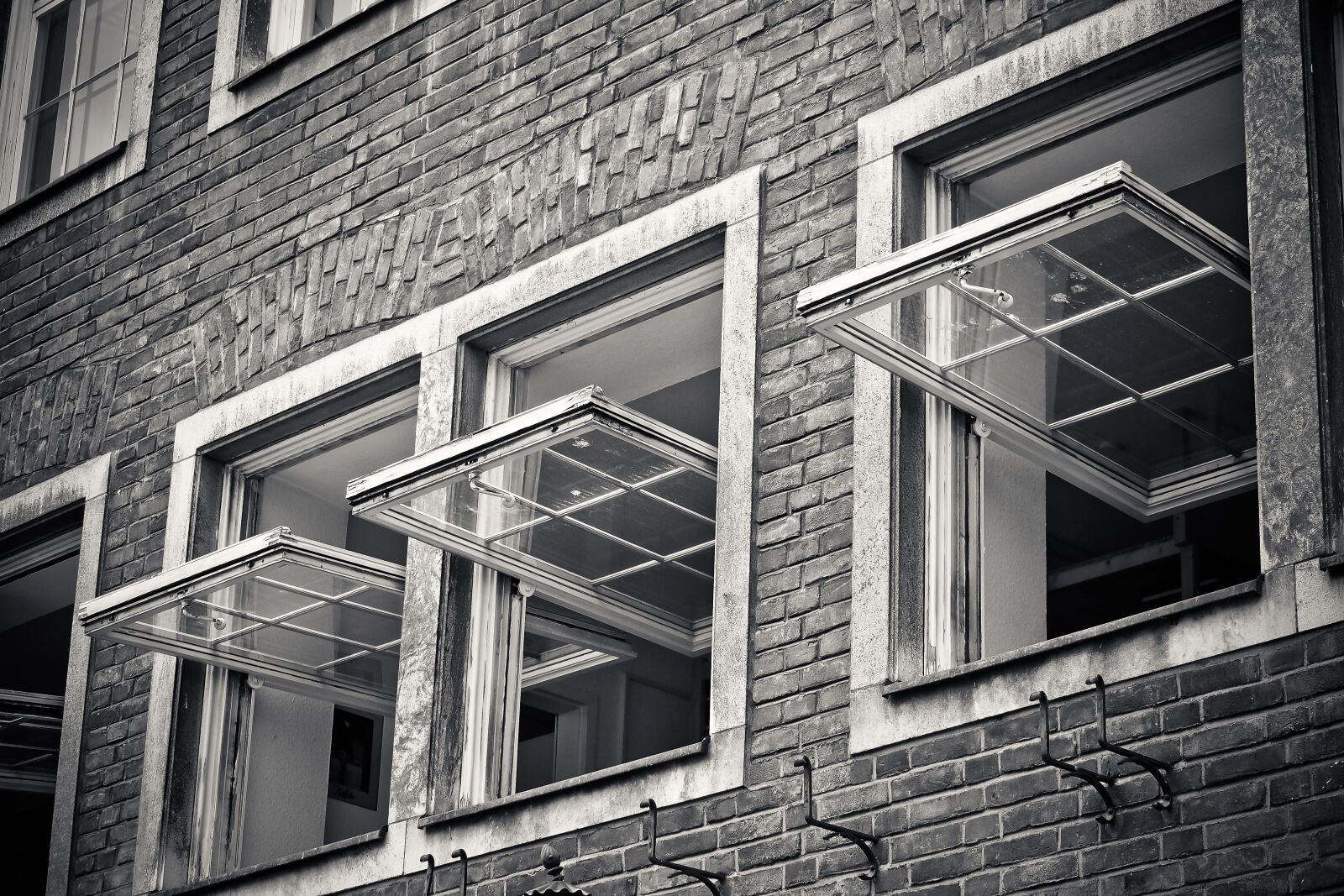 Olympus OM-D E-M10 sample photo. Facade, window, architecture photography