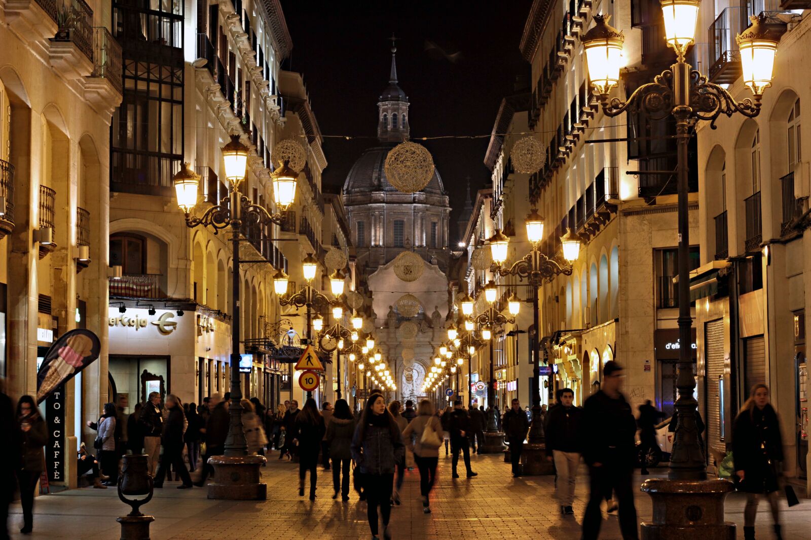 Canon EOS 60D + Canon EF 50mm F1.8 STM sample photo. Night, city, people photography