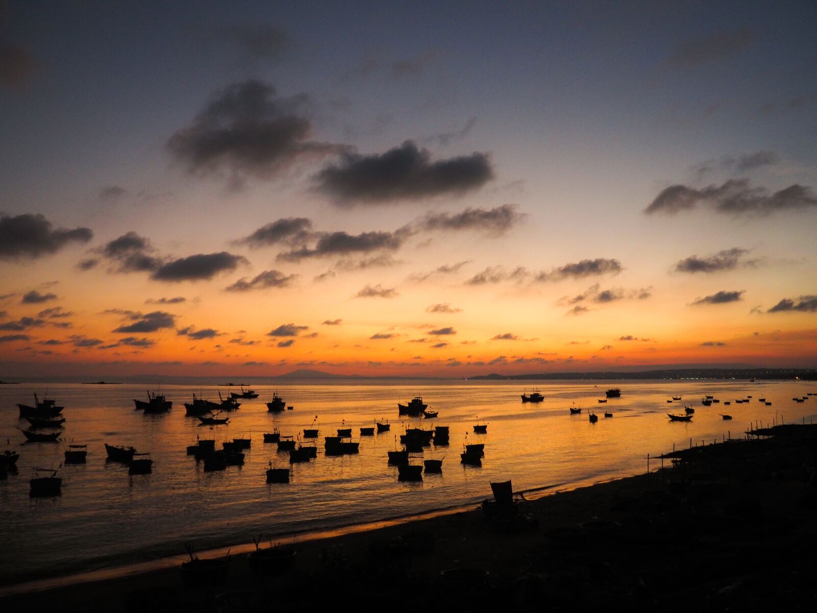 Olympus PEN E-PL7 sample photo. Sunset, sea, fishermen photography
