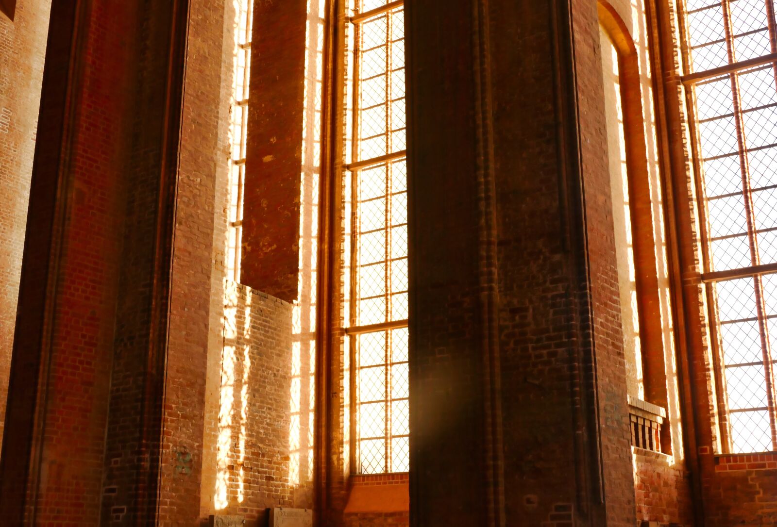 Panasonic Lumix DMC-FZ1000 sample photo. Light, gothic, architecture photography