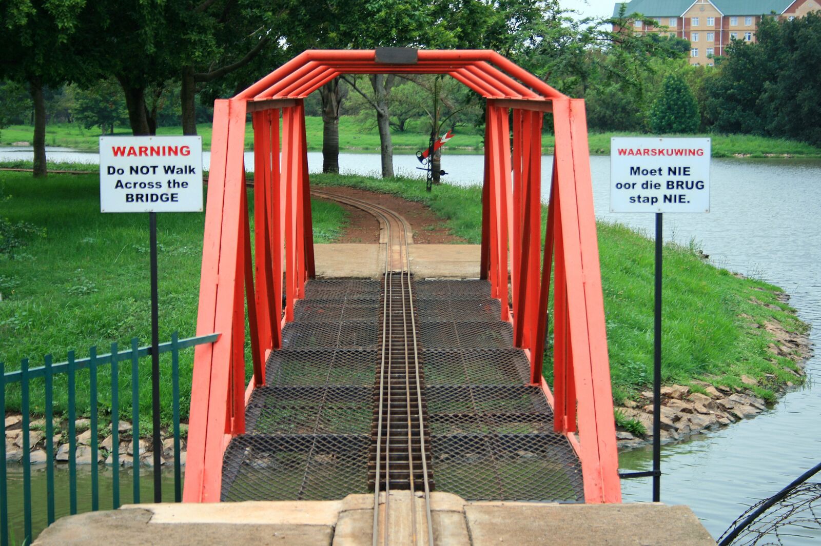 Canon EOS 400D (EOS Digital Rebel XTi / EOS Kiss Digital X) sample photo. Model train bridge, bridge photography