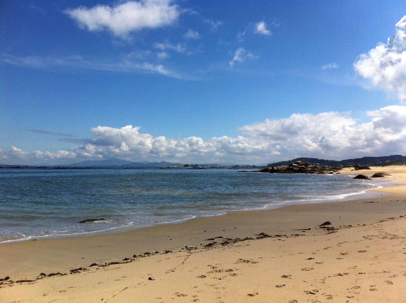 iPhone 4 back camera 3.85mm f/2.8 sample photo. Beach, ria, sea photography
