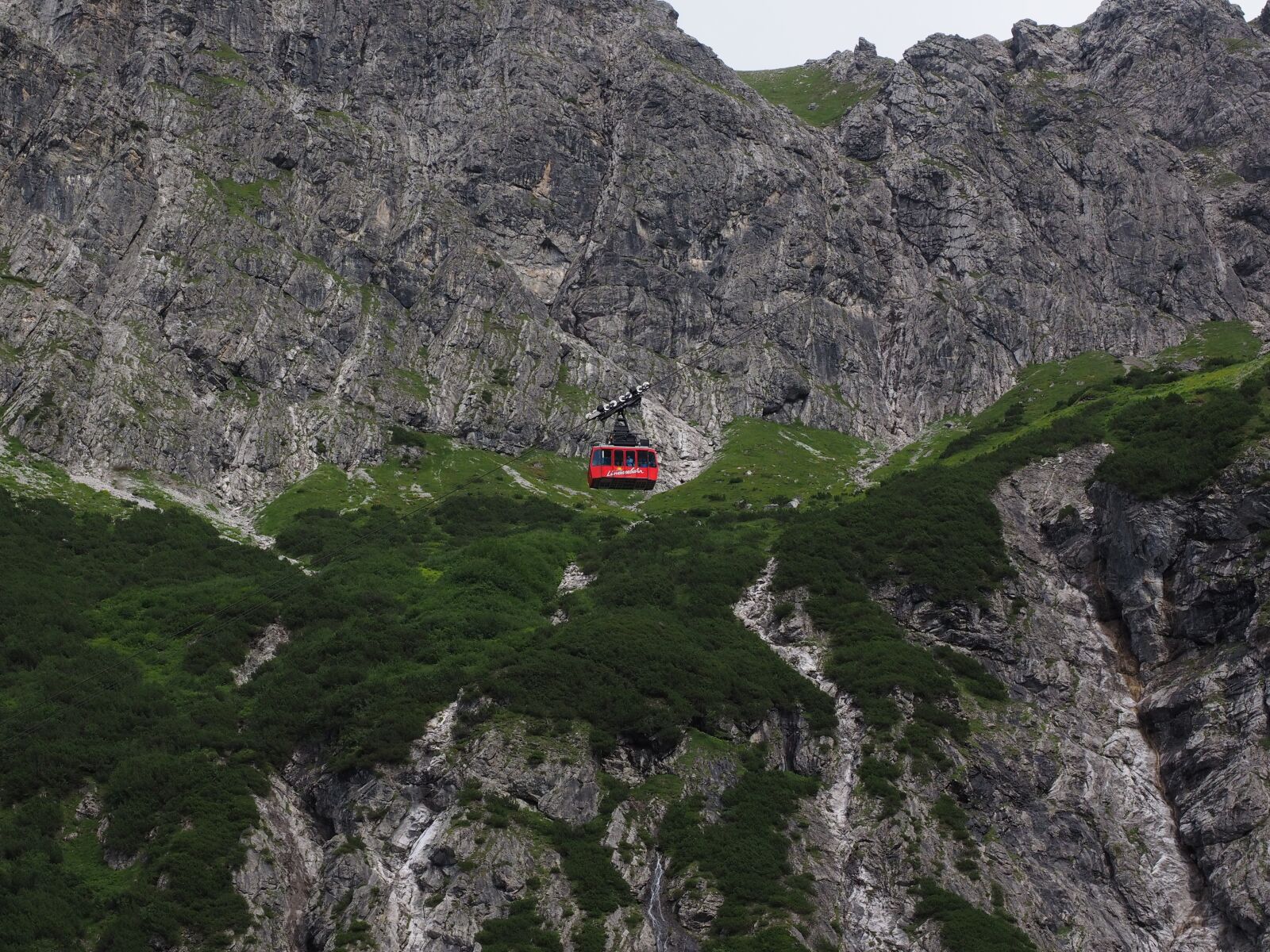 Olympus OM-D E-M1 + Olympus M.Zuiko Digital ED 12-40mm F2.8 Pro sample photo. L nerseebahn, cable car photography
