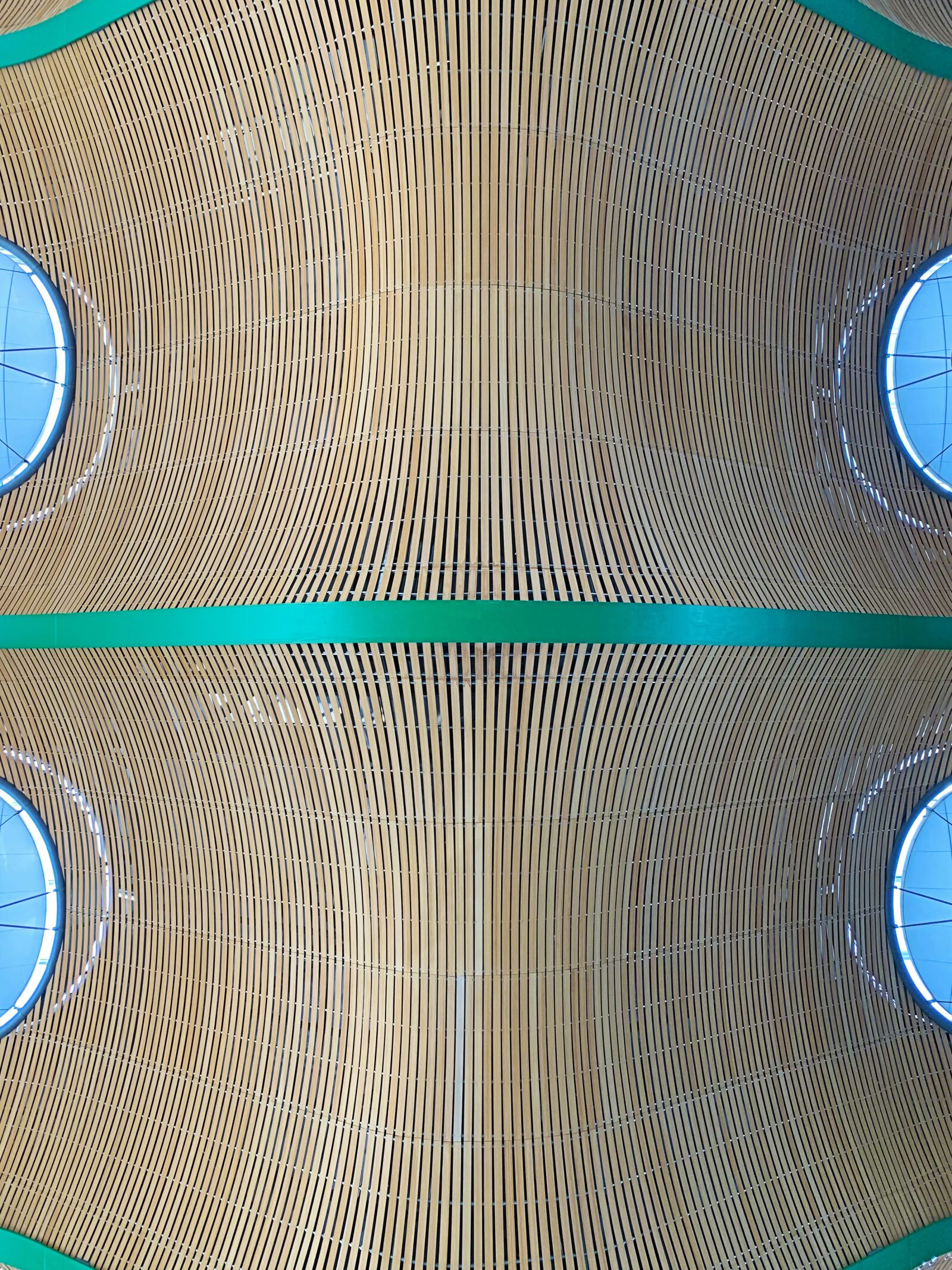 Apple iPhone XS sample photo. Airport, decks, madrid photography
