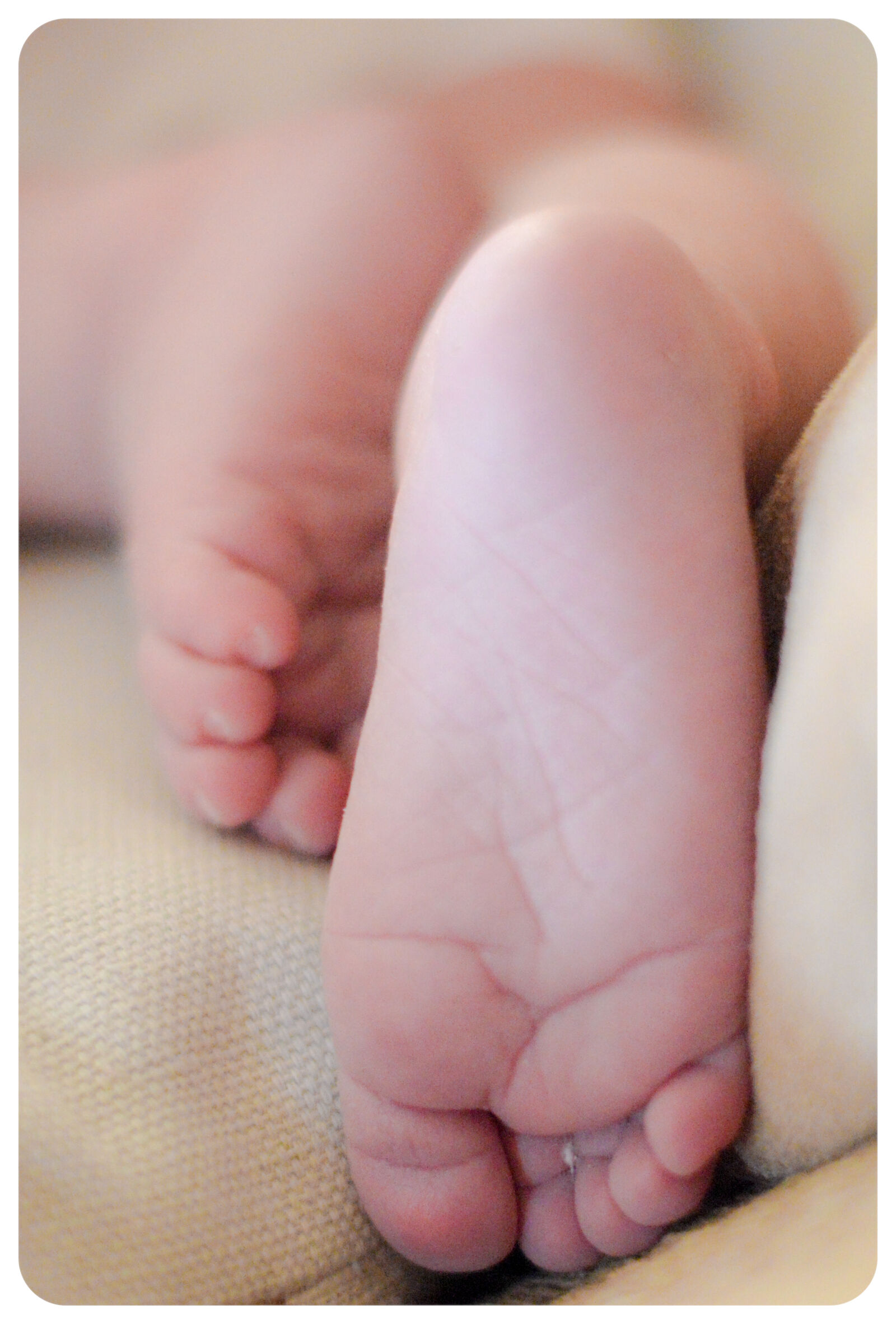 Nikon D3200 + Nikon AF-S Nikkor 50mm F1.8G sample photo. Baby, feet photography