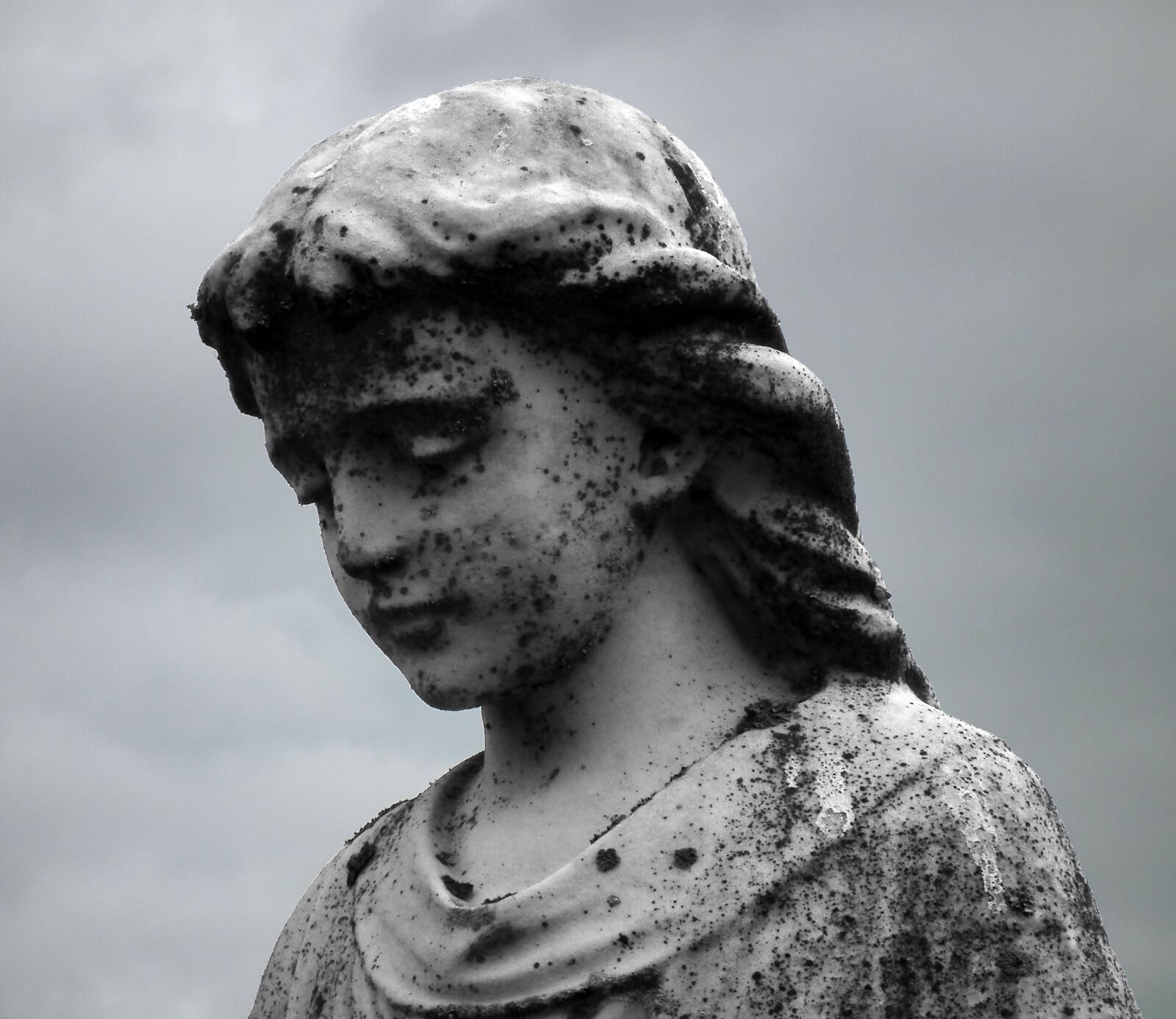 FujiFilm FinePix HS10 (FinePix HS11) sample photo. Statue, monument, girl photography