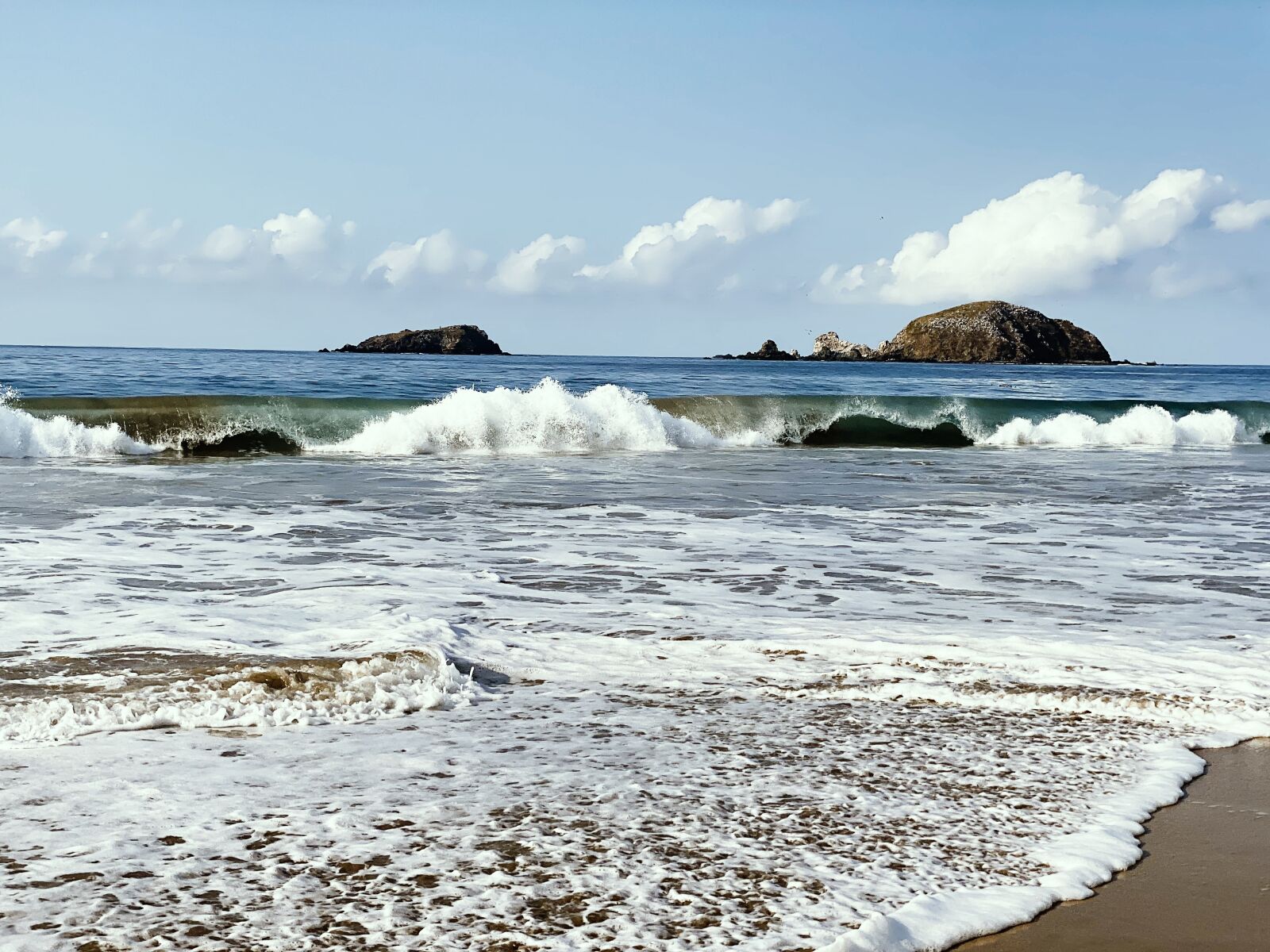 iPhone 11 Pro Max back dual camera 6mm f/2 sample photo. Beach, sea, zihuatanejo photography