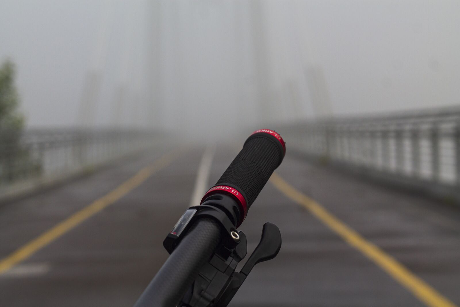 Canon EOS 1100D (EOS Rebel T3 / EOS Kiss X50) + Canon EF 50mm F1.8 II sample photo. Bike, fog, landscape photography