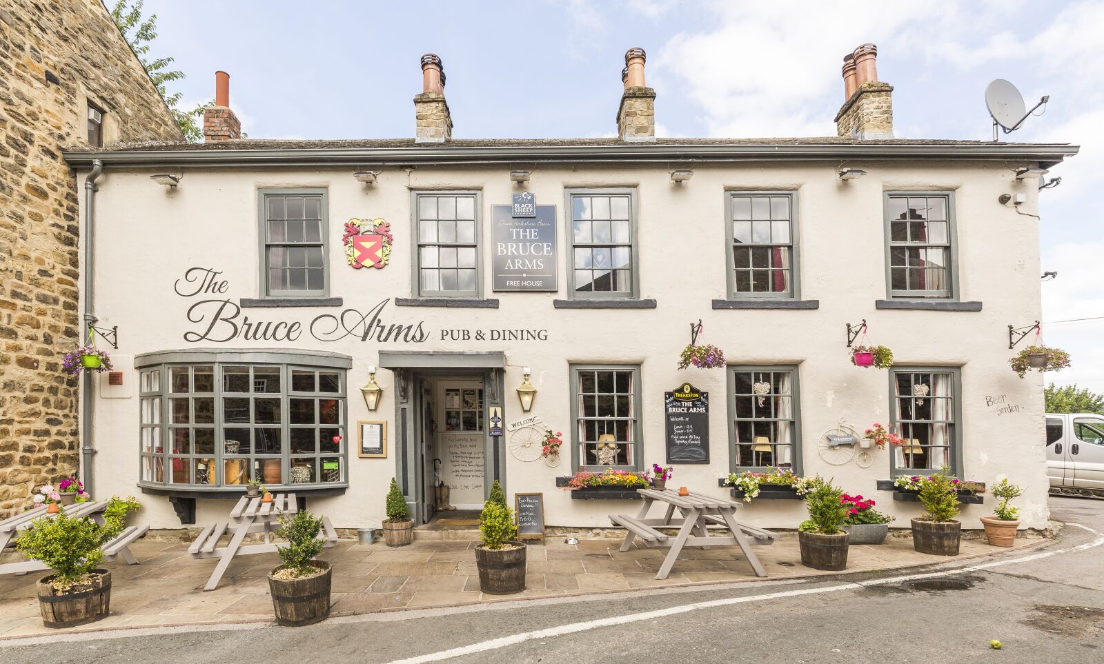 Canon EF 16-35mm F4L IS USM sample photo. Pub, village pub, traditional photography
