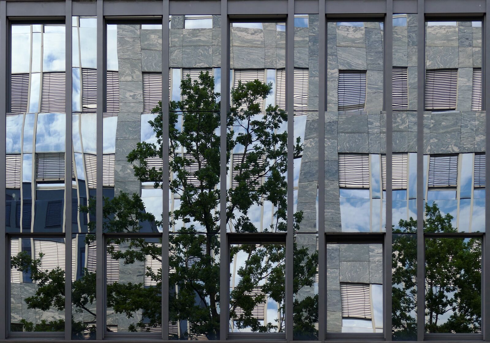 Panasonic Lumix DMC-FZ1000 sample photo. Swpark, nuremberg, facade photography