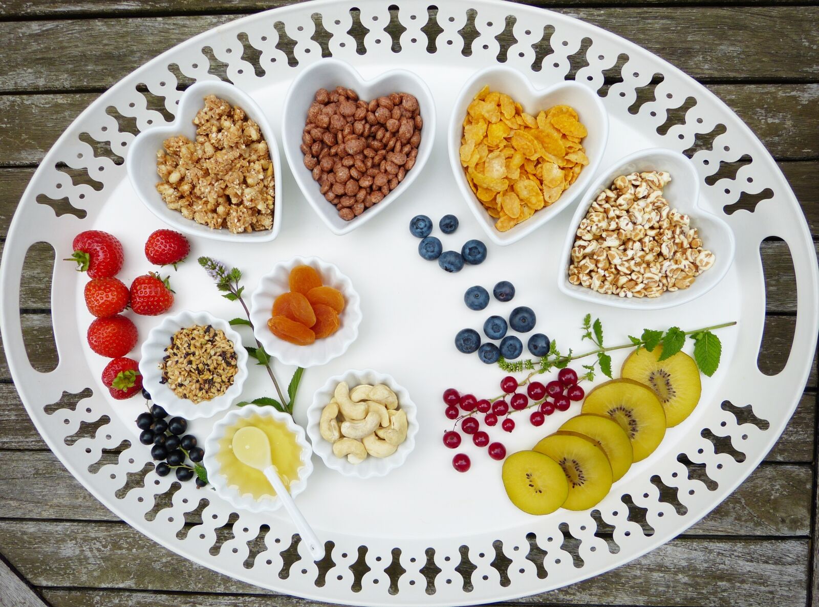 Panasonic Lumix DMC-FZ150 sample photo. Tray, breakfast, muesli photography