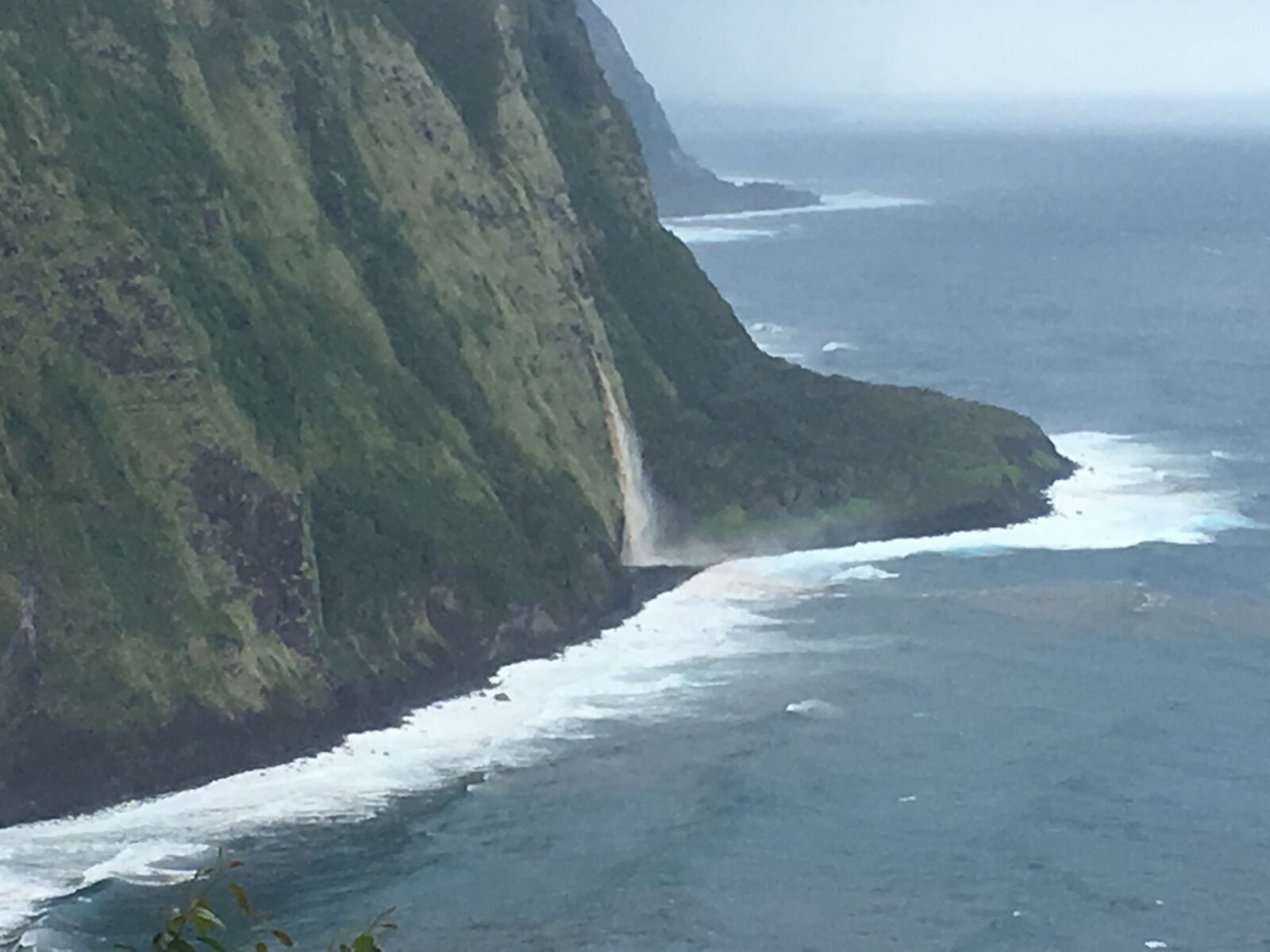 iPhone SE back camera 4.15mm f/2.2 sample photo. Hawaii, waterfall, nature photography