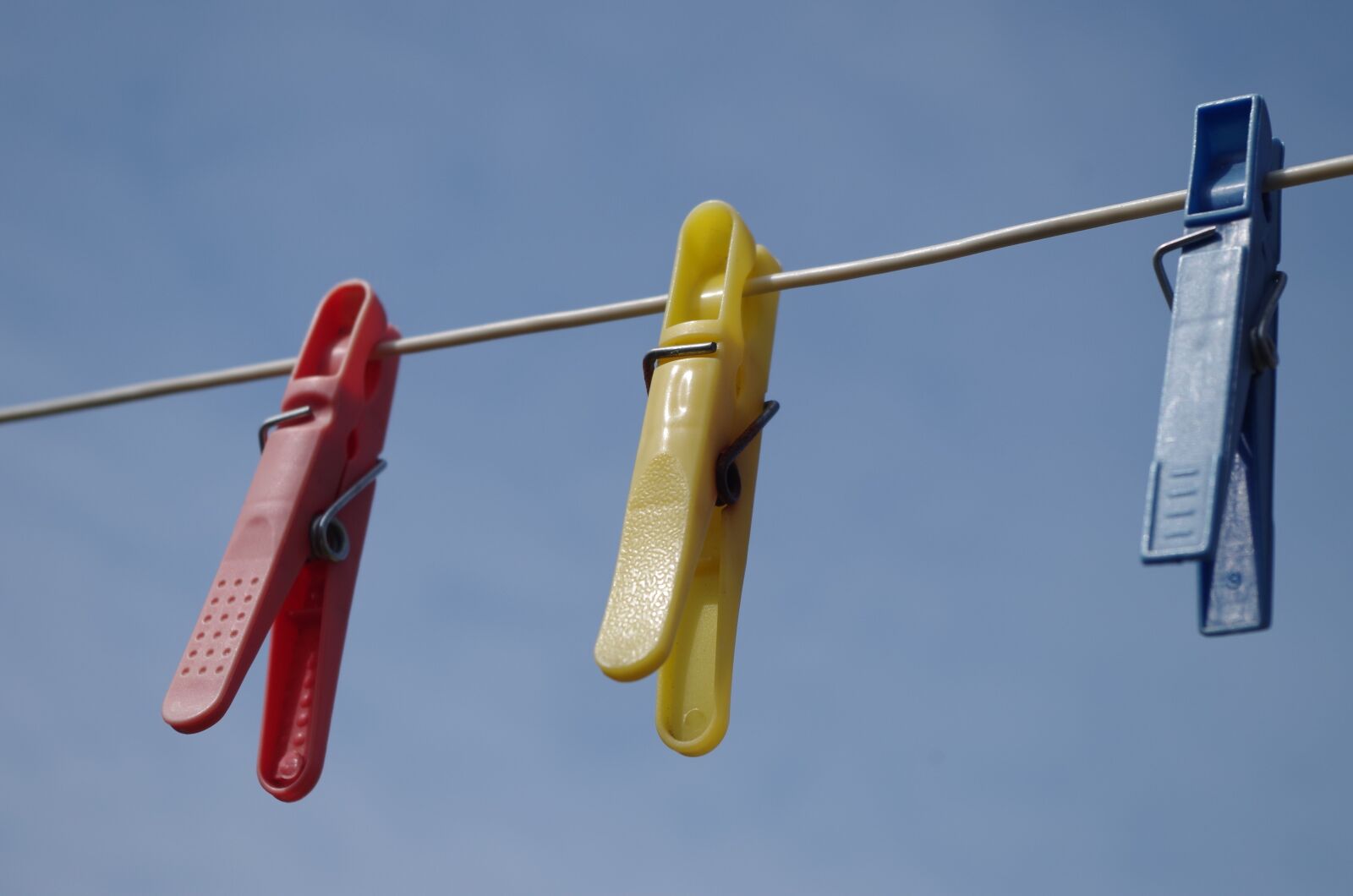 Pentax K-500 sample photo. Pegs, clothes, color photography