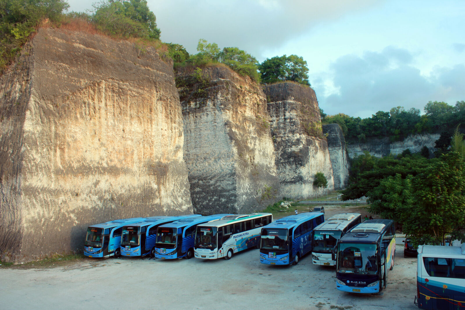 Canon EOS 550D (EOS Rebel T2i / EOS Kiss X4) sample photo. Bali, bus, garuda, wisnu photography