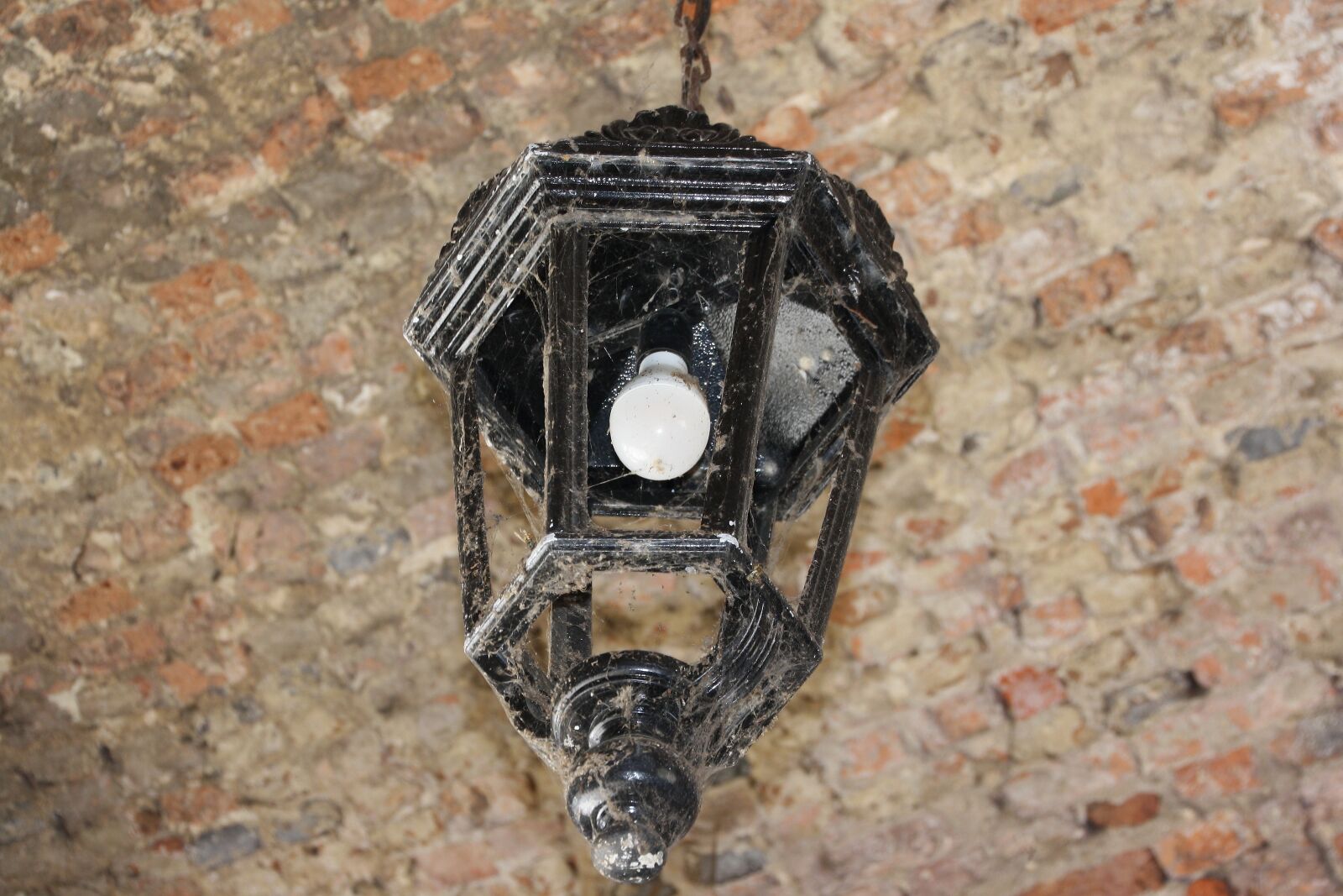 Canon EOS 1000D (EOS Digital Rebel XS / EOS Kiss F) sample photo. Old, dirty, dusty photography