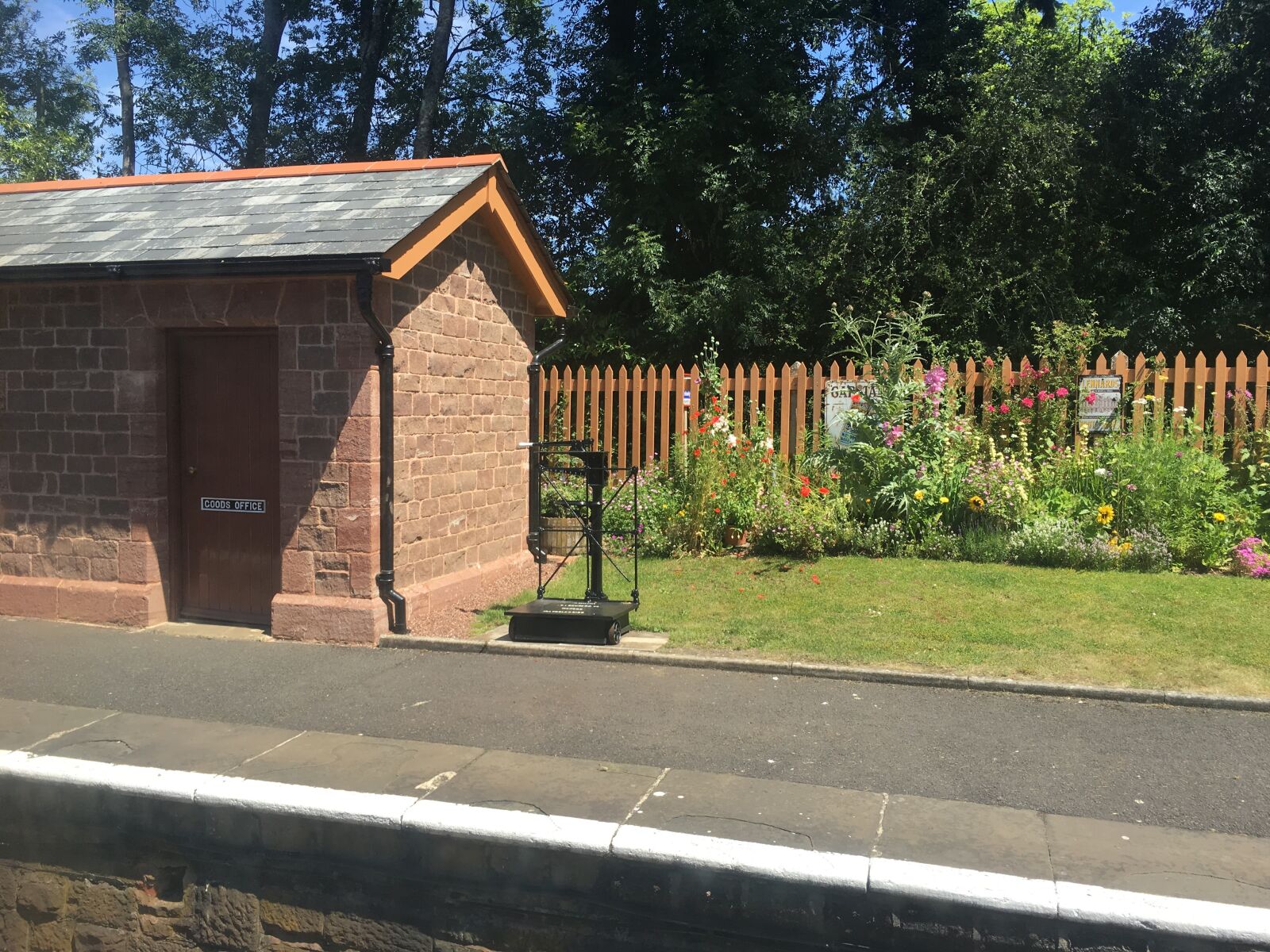 iPhone 6s Plus back camera 4.15mm f/2.2 sample photo. Railway, weighing scales, shed photography