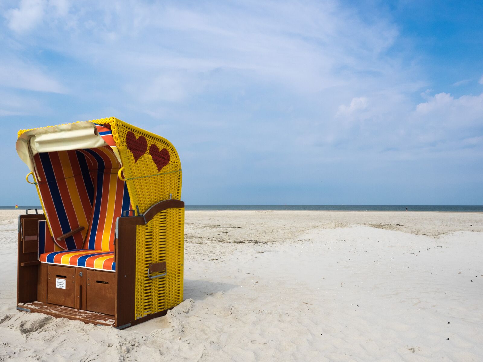 Olympus OM-D E-M1 + Olympus M.Zuiko Digital ED 12-40mm F2.8 Pro sample photo. Beach chair, beach, sea photography