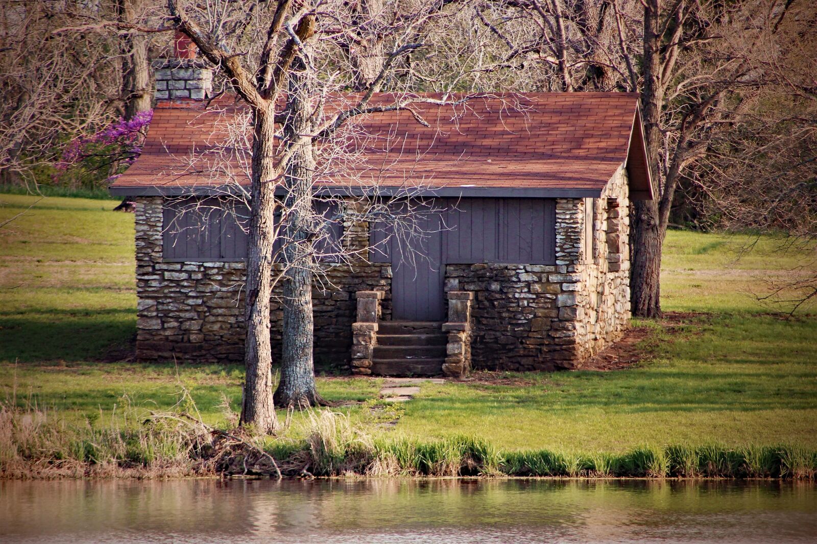 Canon EOS 1300D (EOS Rebel T6 / EOS Kiss X80) + Canon EF75-300mm f/4-5.6 sample photo. Cabin, house, trees photography