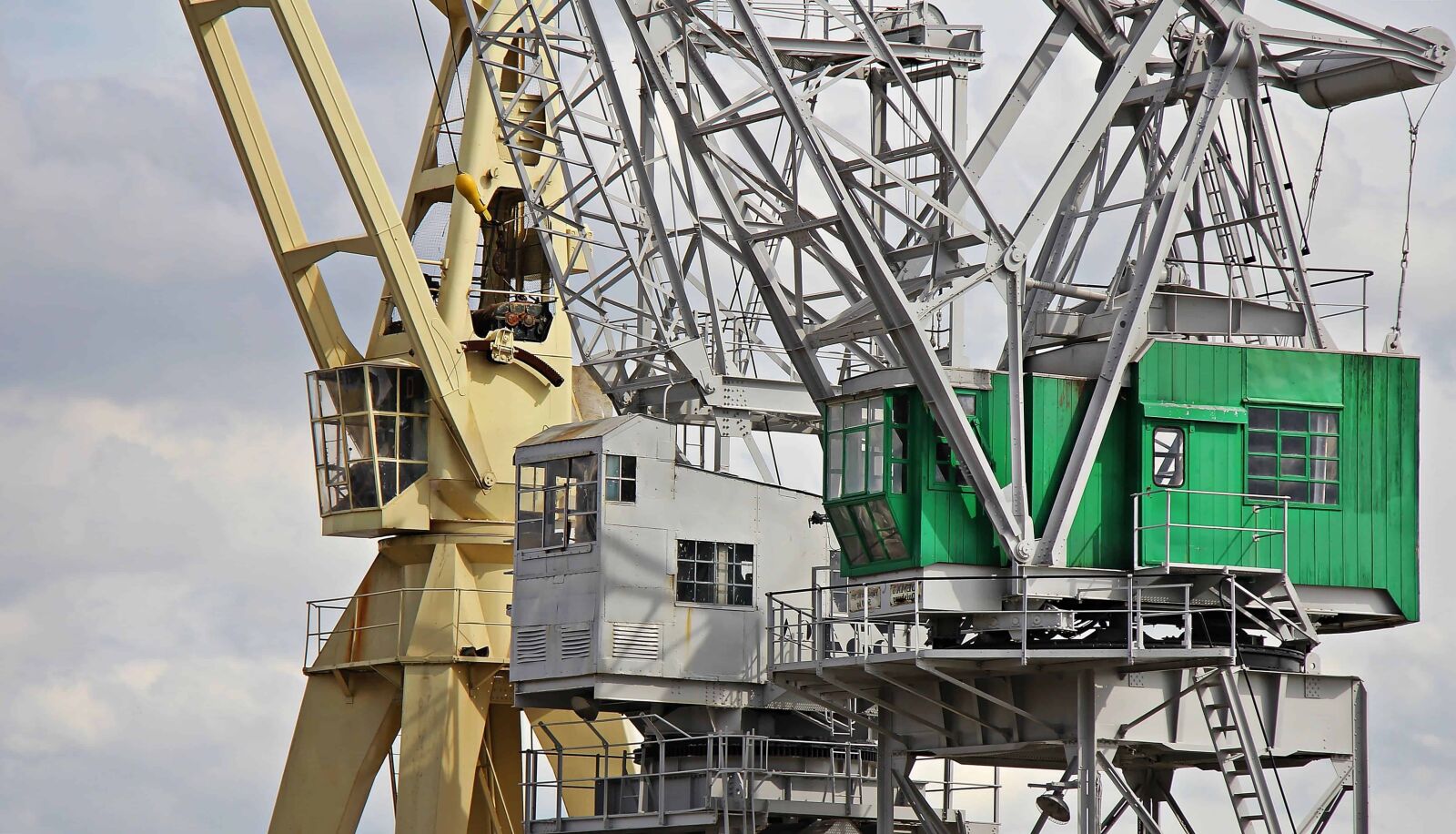 Canon EOS 550D (EOS Rebel T2i / EOS Kiss X4) sample photo. Photomontage, monochrome, high, crane photography