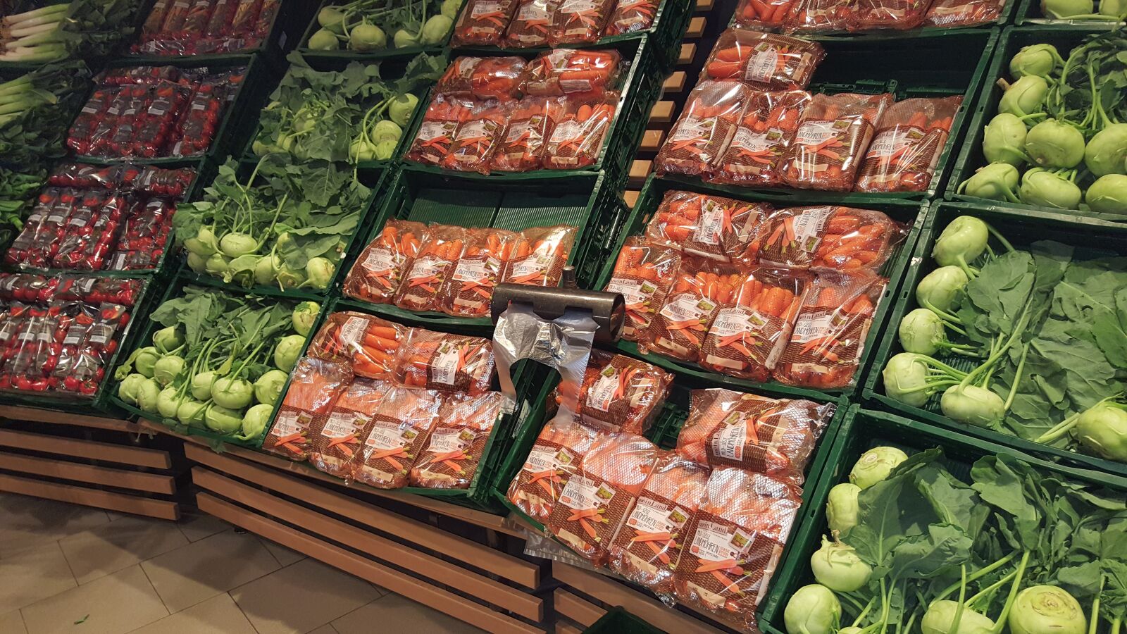Samsung GALAXY S6 edge sample photo. Vegetable stand, shopping, supermarket photography
