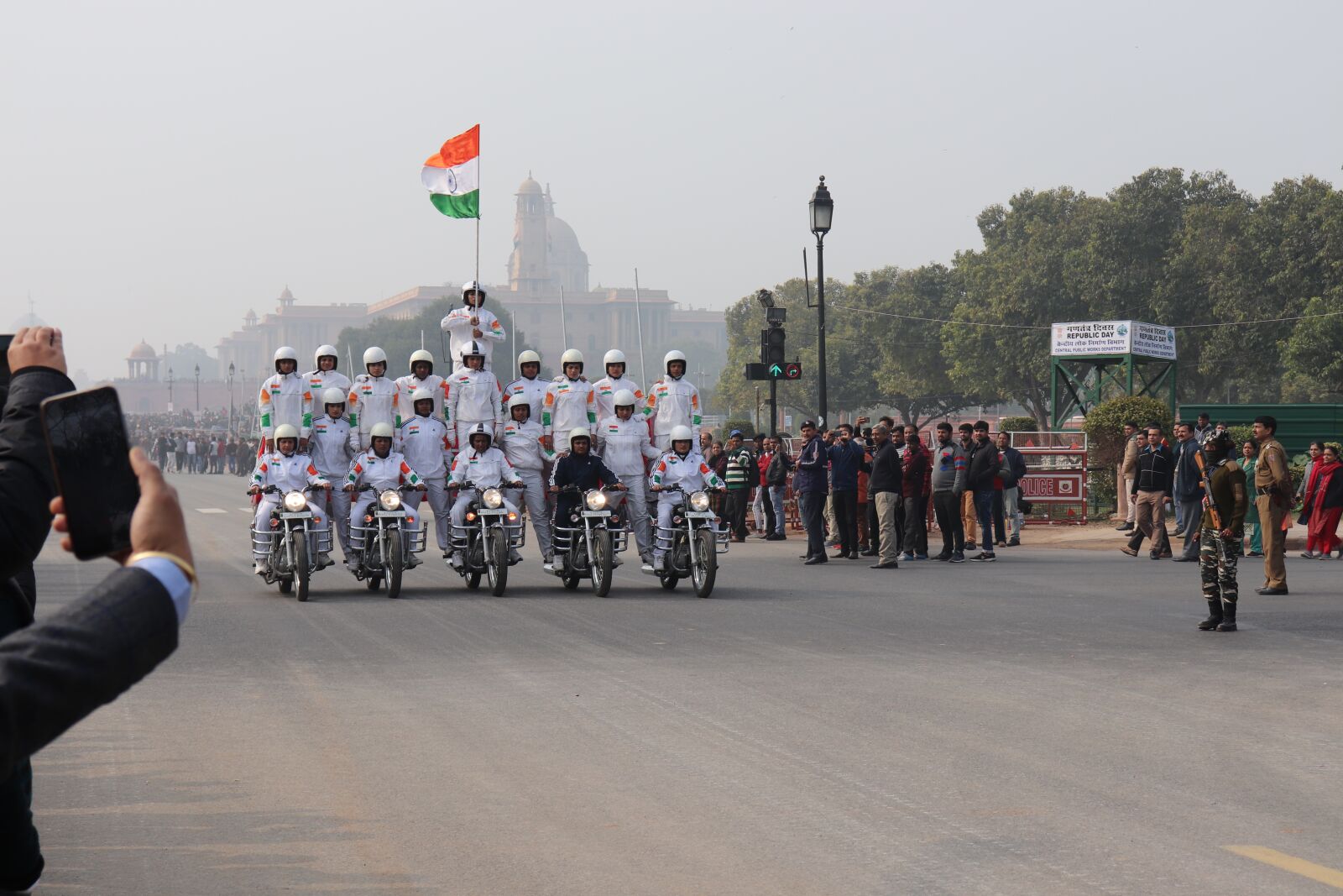 Canon EOS 200D (EOS Rebel SL2 / EOS Kiss X9) sample photo. India, new delhi, flag photography