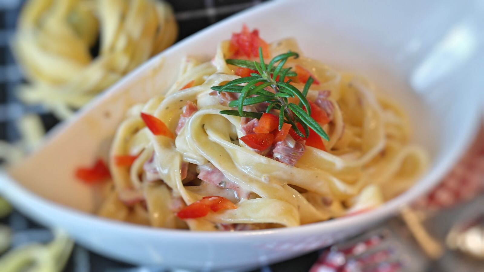 Samsung NX20 sample photo. Noodles, linguine, ham photography