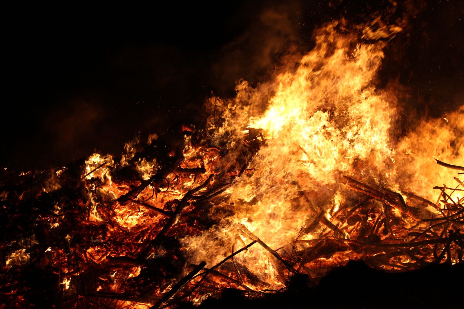 Canon EOS 700D (EOS Rebel T5i / EOS Kiss X7i) sample photo. Easter fire, fire, flame photography