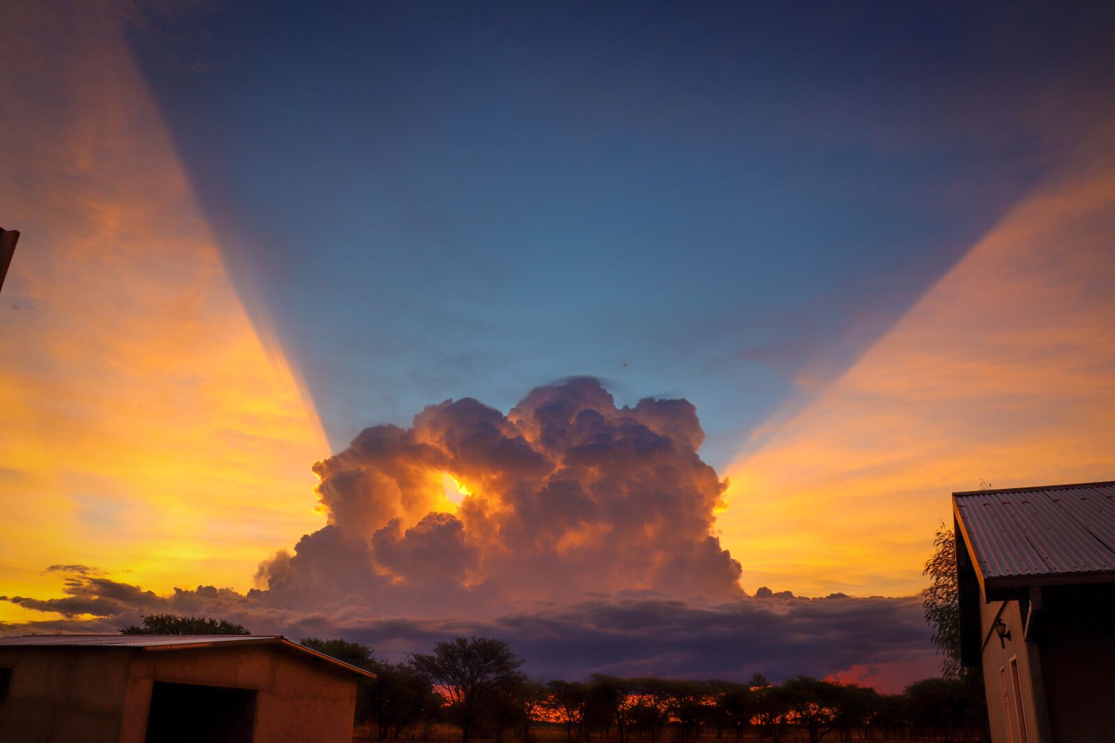 Canon EOS 200D (EOS Rebel SL2 / EOS Kiss X9) sample photo. Amazing sunset, cloud, sun photography