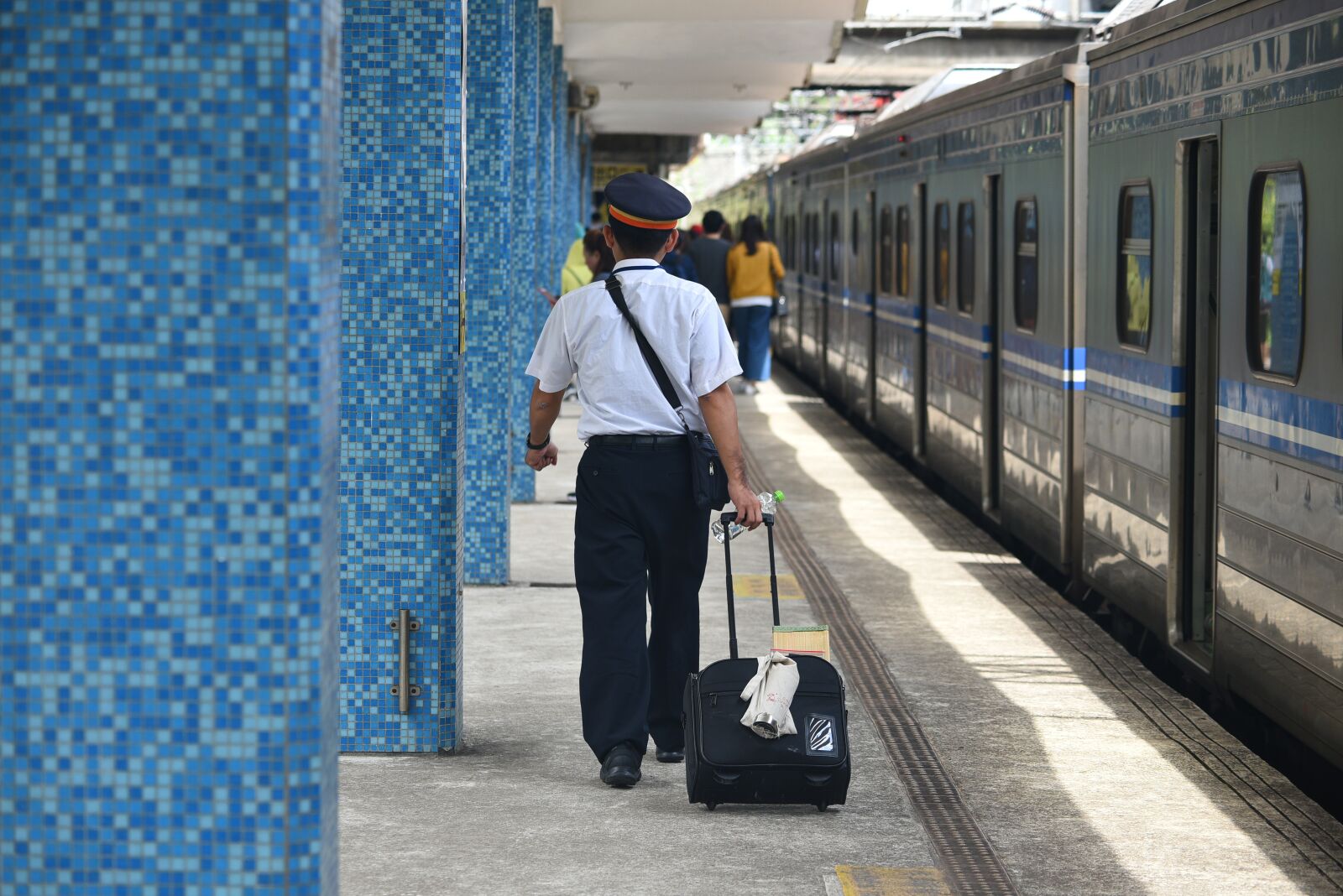 Nikon D750 sample photo. People, train conductor, the photography