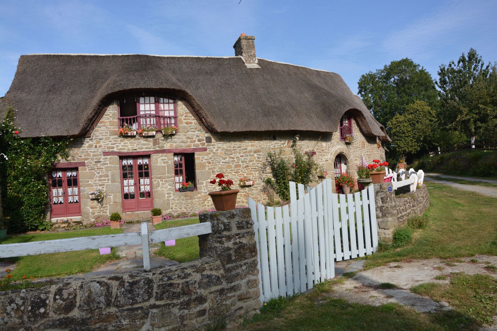 Nikon D5200 sample photo. Cottage, rustic house, roof photography
