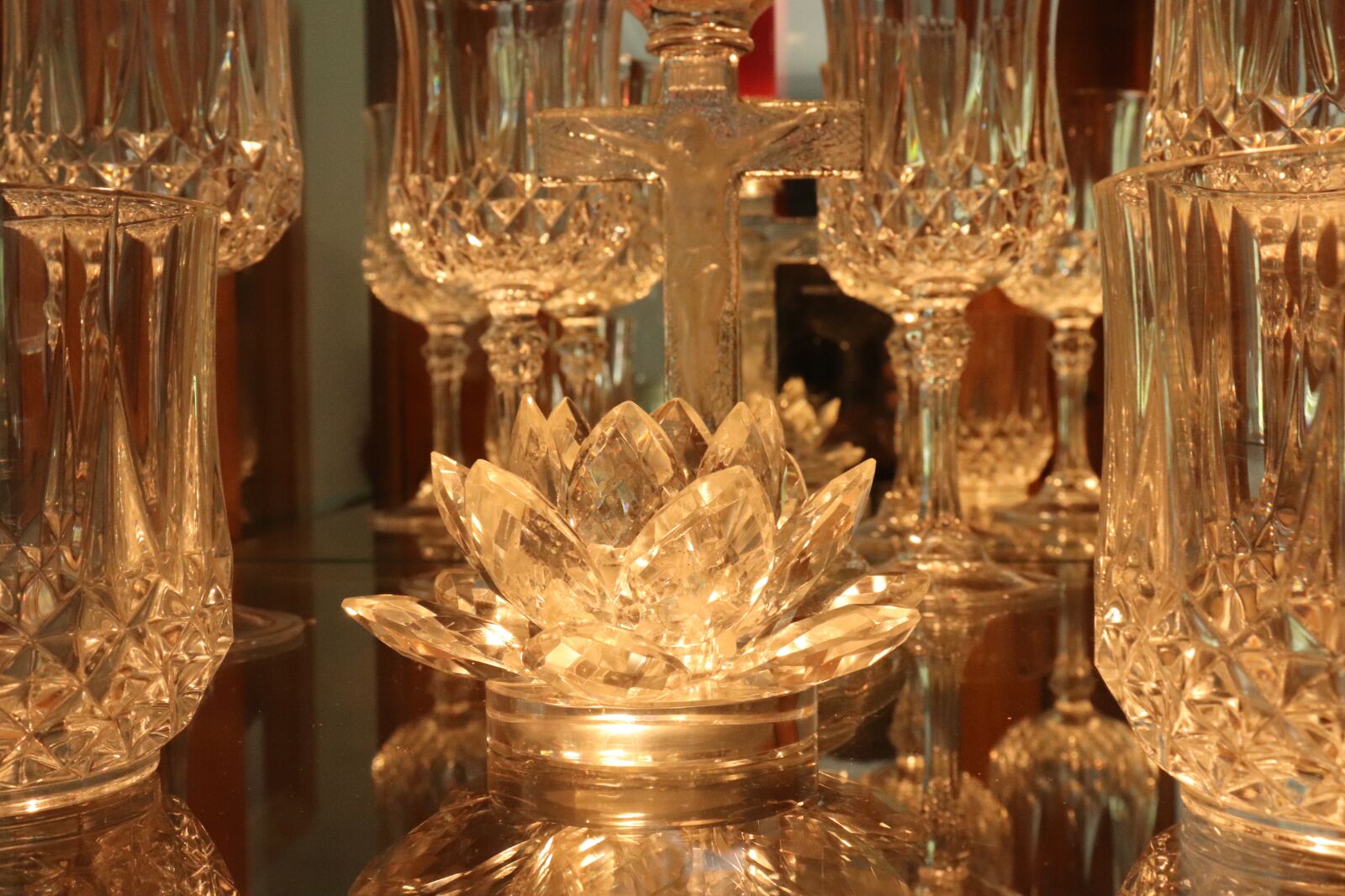 Canon EOS 800D (EOS Rebel T7i / EOS Kiss X9i) sample photo. Mirror, glass, reflection photography