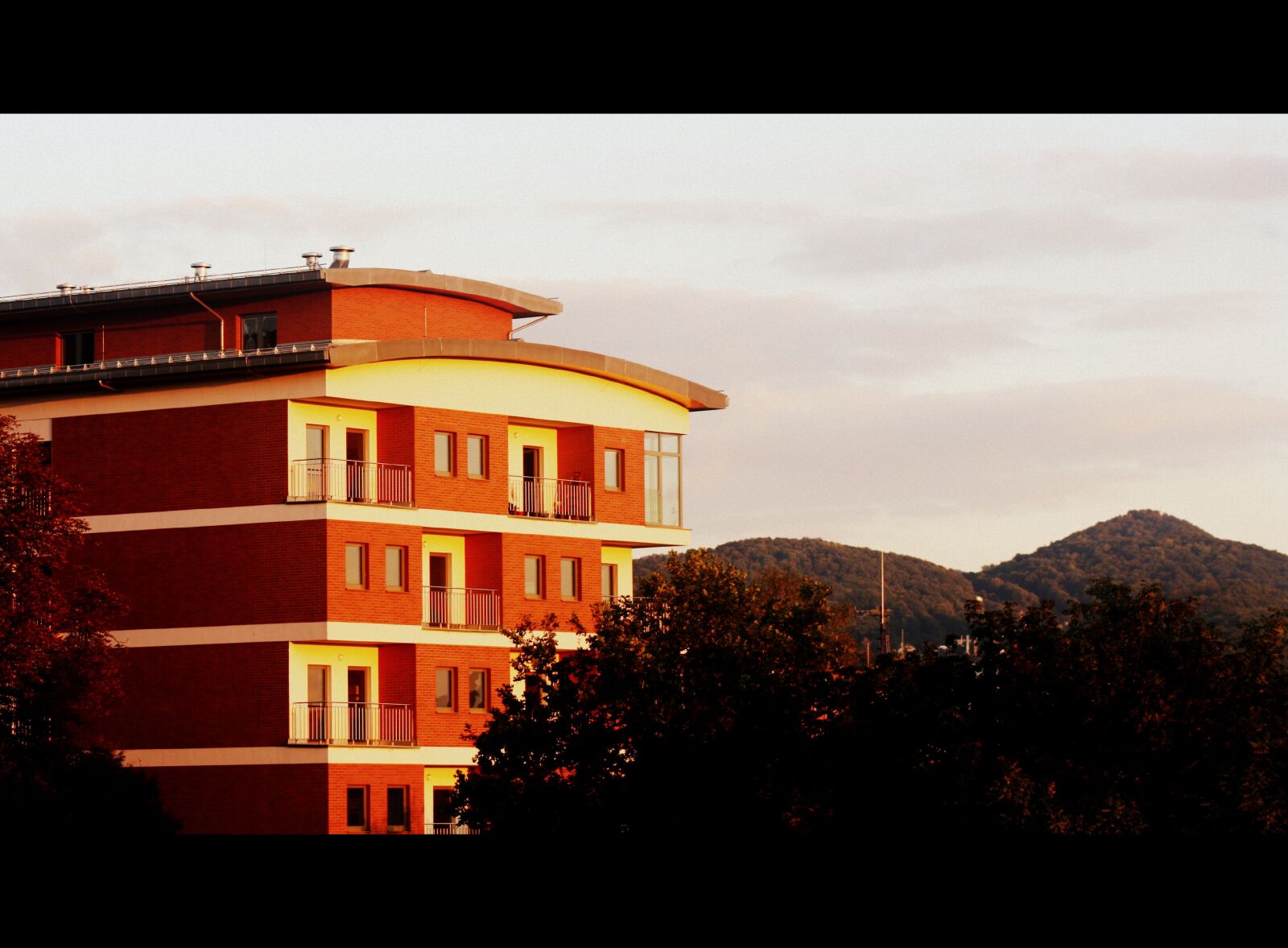 Canon EOS 1000D (EOS Digital Rebel XS / EOS Kiss F) sample photo. House, balcony, roof photography