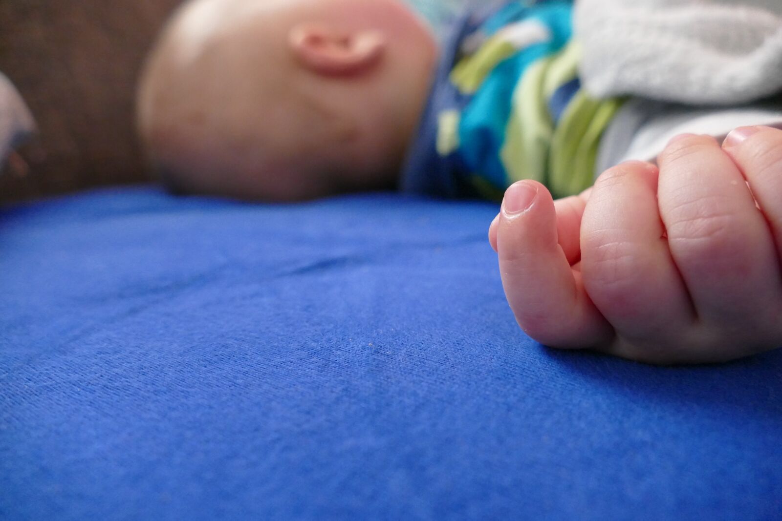 Panasonic Lumix DMC-FZ1000 sample photo. Baby, hand, newborn photography