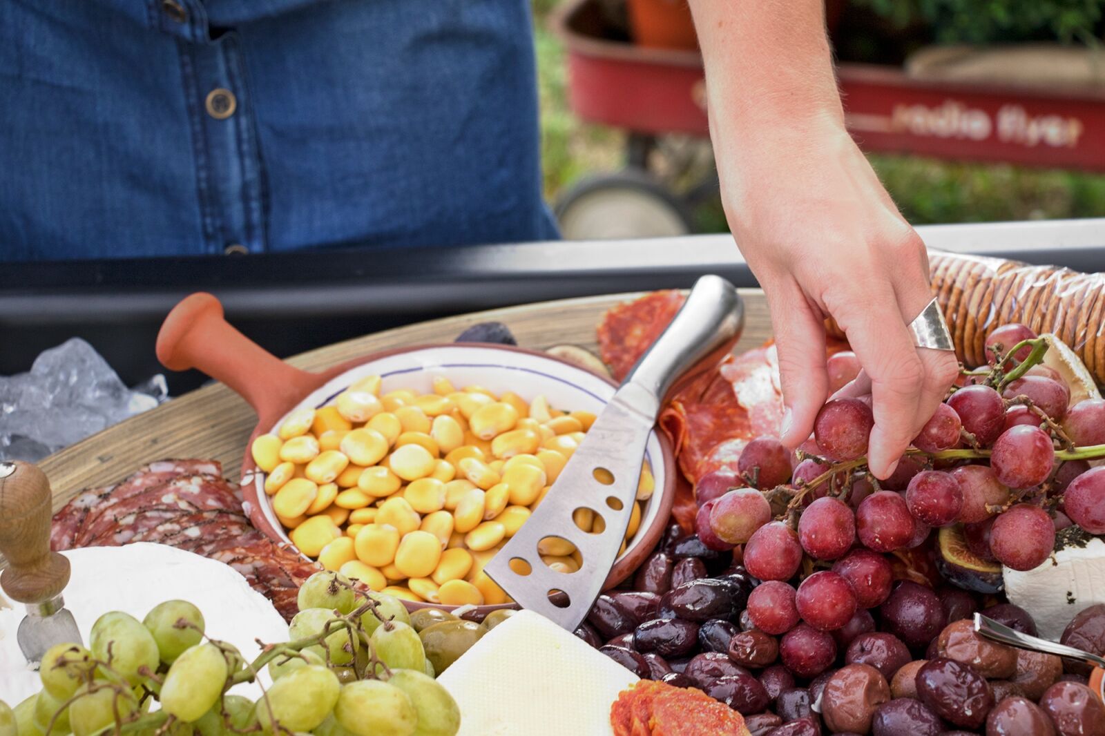 Canon EOS 7D Mark II sample photo. Picnic, food, spread photography