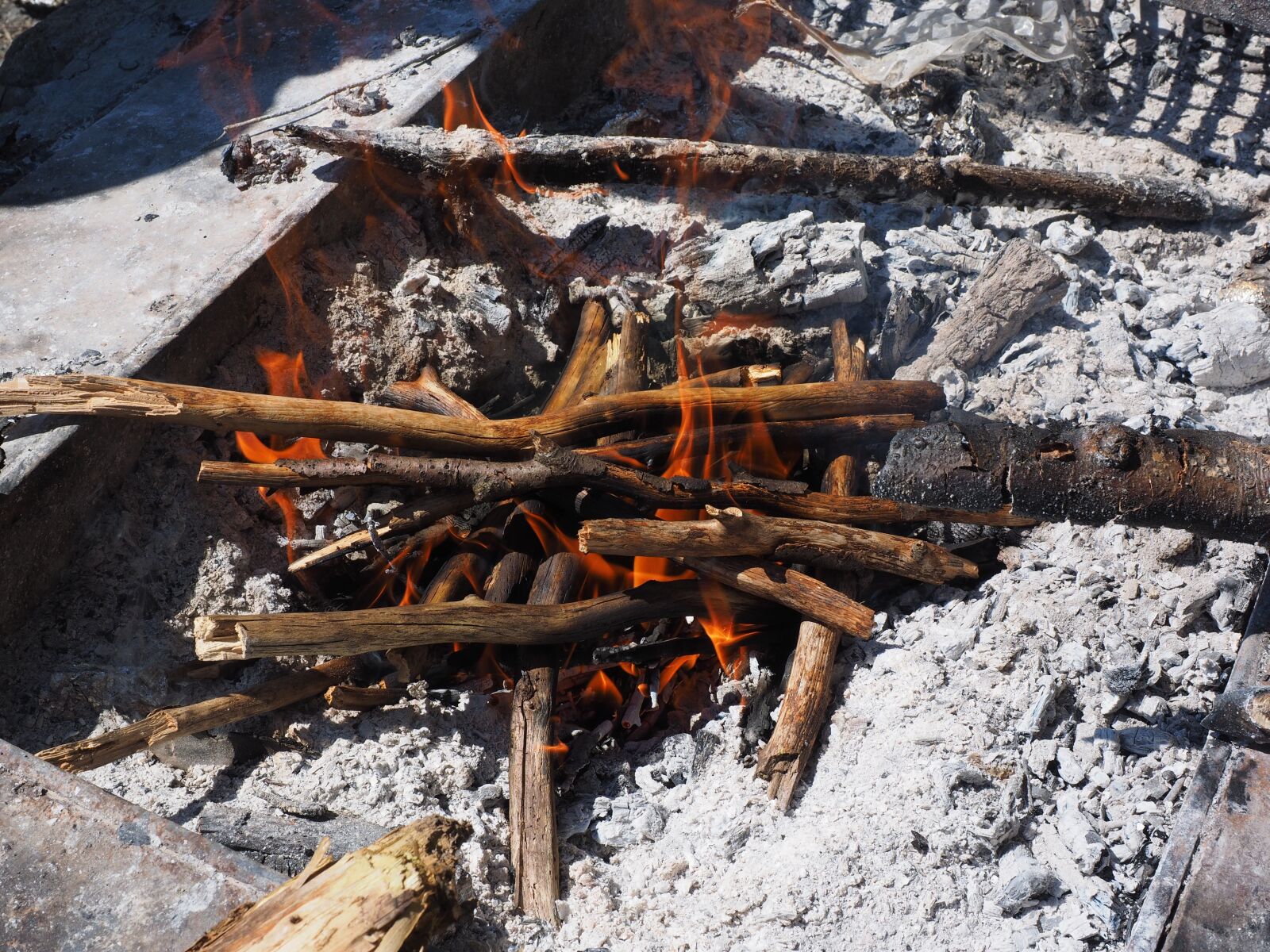 Olympus OM-D E-M1 + Olympus M.Zuiko Digital ED 12-40mm F2.8 Pro sample photo. Barbecue area, fire, campfire photography