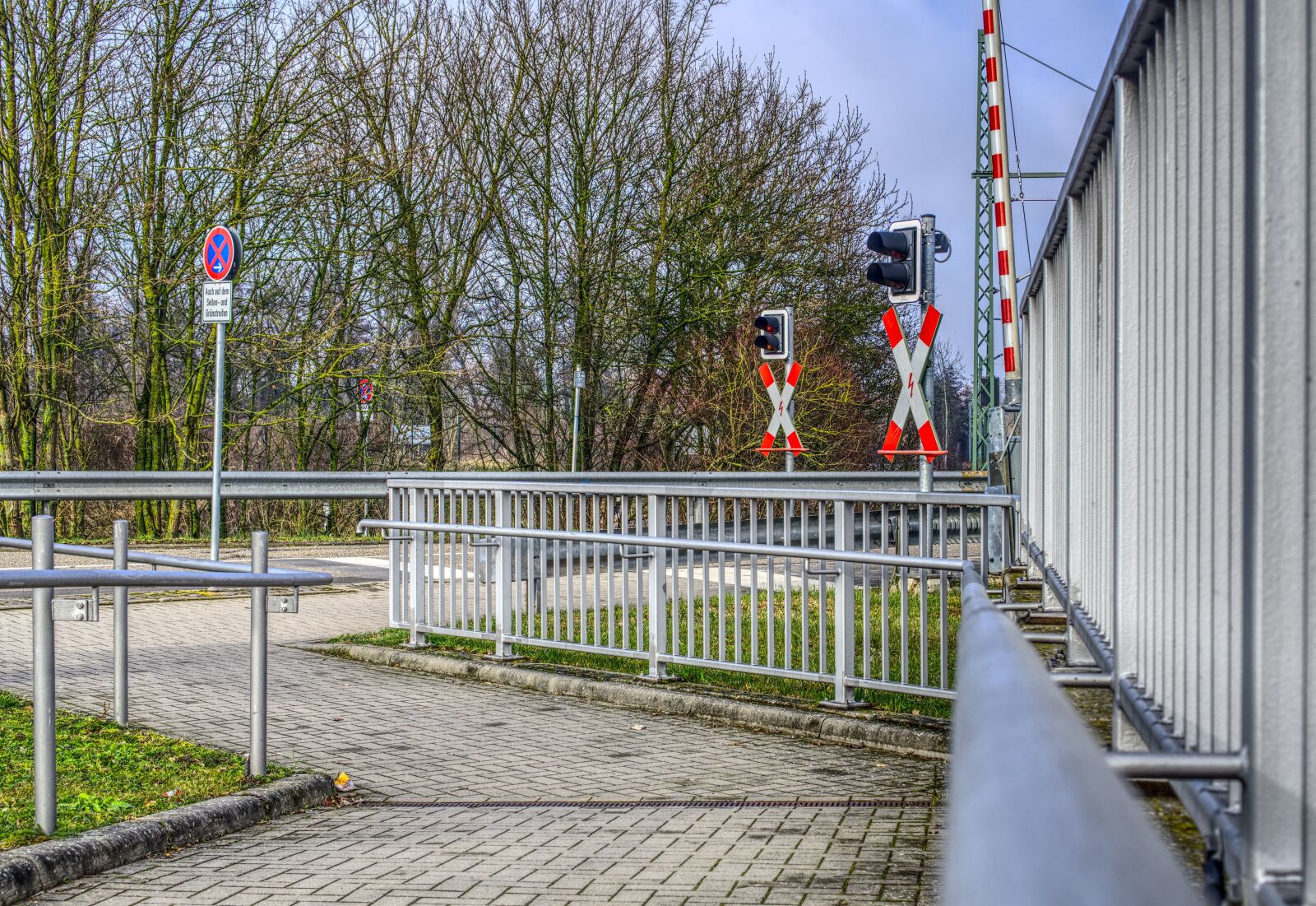 Sony a6000 + Sony E 35mm F1.8 OSS sample photo. Level crossing, train, rail photography