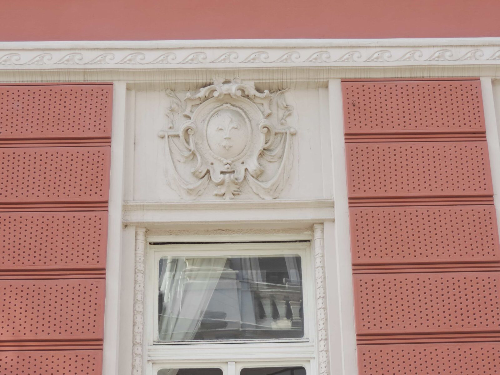 Nikon Coolpix P520 sample photo. Facade, heraldry, heritage, window photography