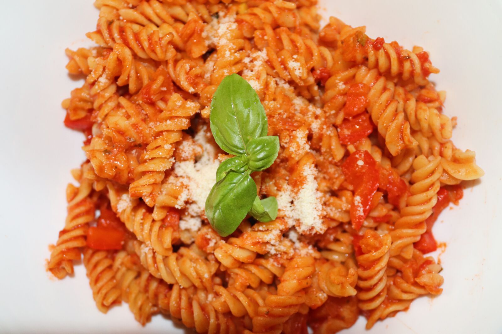 Canon EOS 200D (EOS Rebel SL2 / EOS Kiss X9) sample photo. Noodles, tomato, tomatoes photography