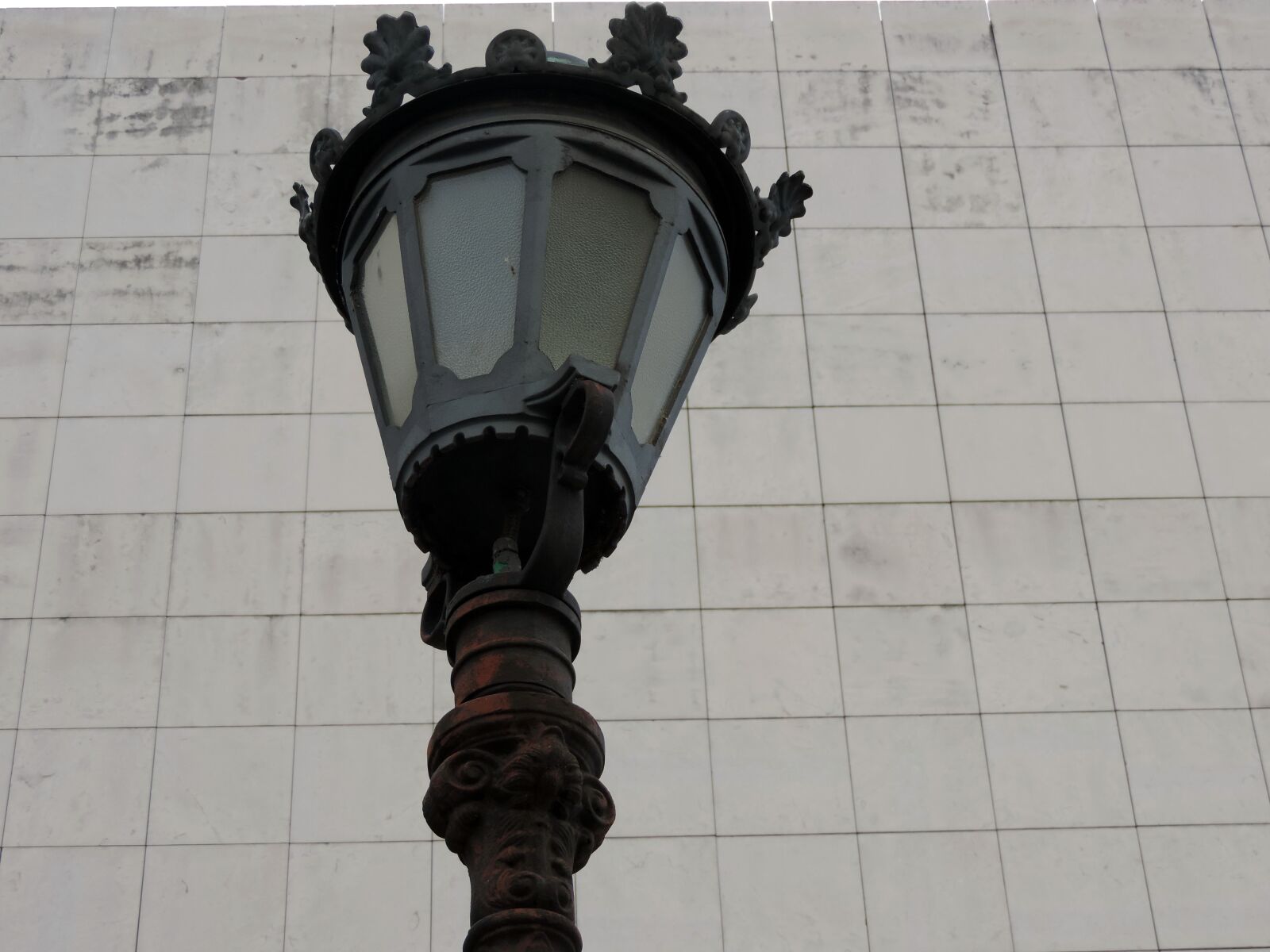 Nikon Coolpix P520 sample photo. Cast iron, lamp, lantern photography