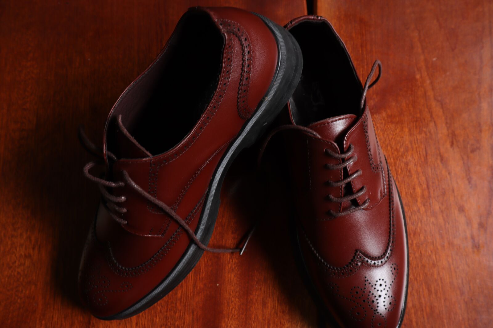 Canon EOS M50 (EOS Kiss M) sample photo. Shoes, fashion, wood photography