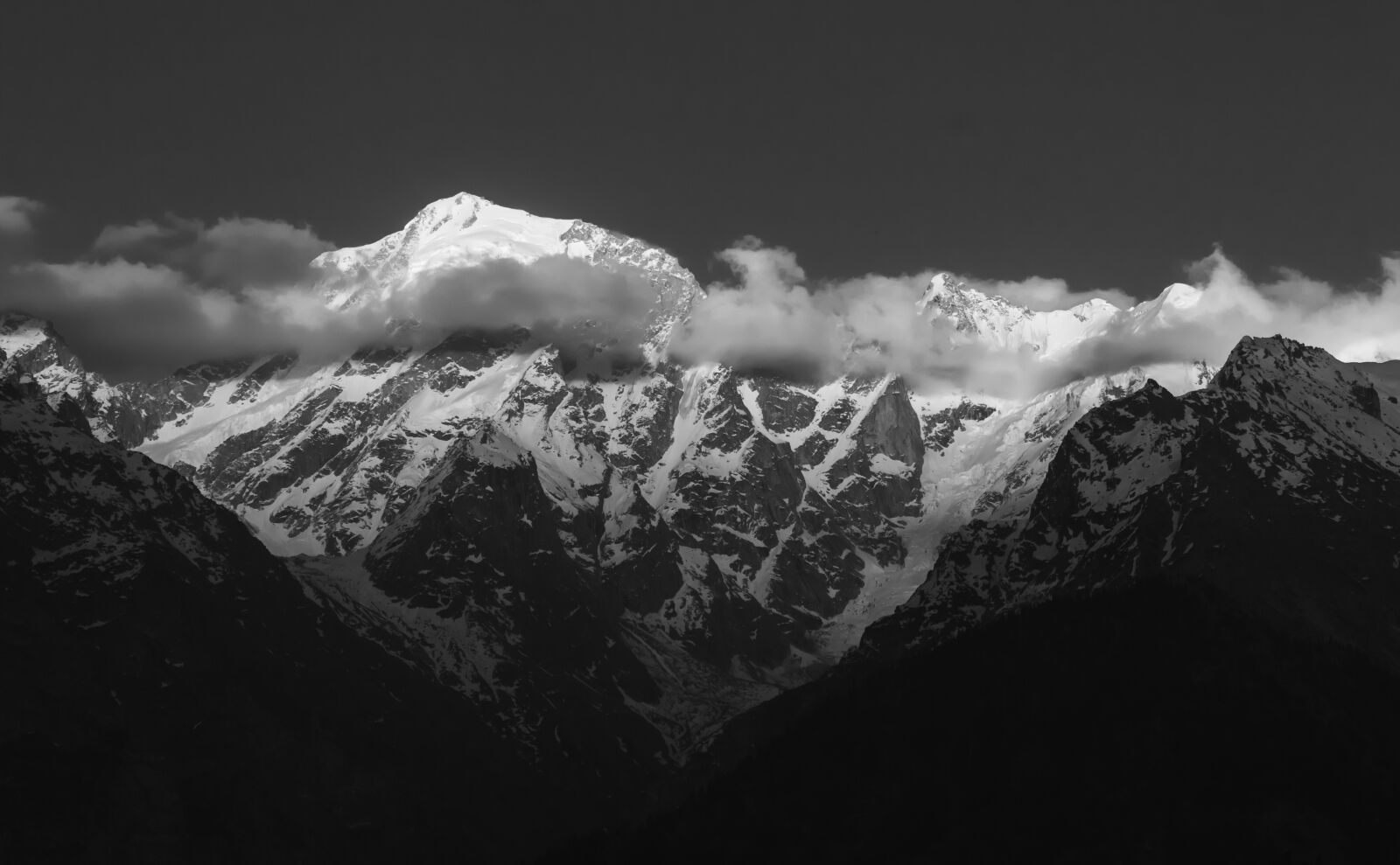 Canon EOS 550D (EOS Rebel T2i / EOS Kiss X4) + Canon EF-S 18-55mm F3.5-5.6 IS II sample photo. Himalayas, black and white photography