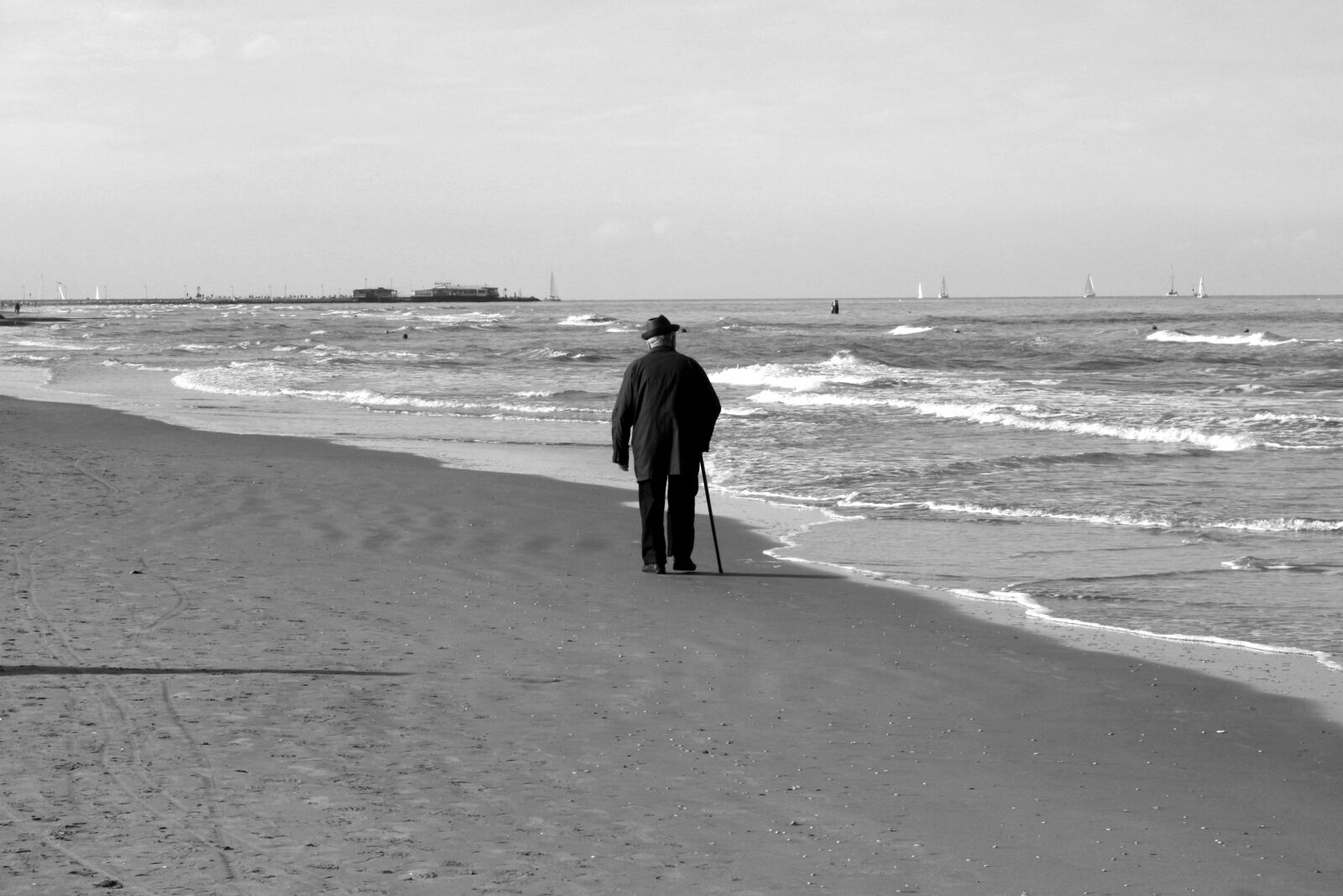 Canon EOS 400D (EOS Digital Rebel XTi / EOS Kiss Digital X) sample photo. Old, sea, beach photography